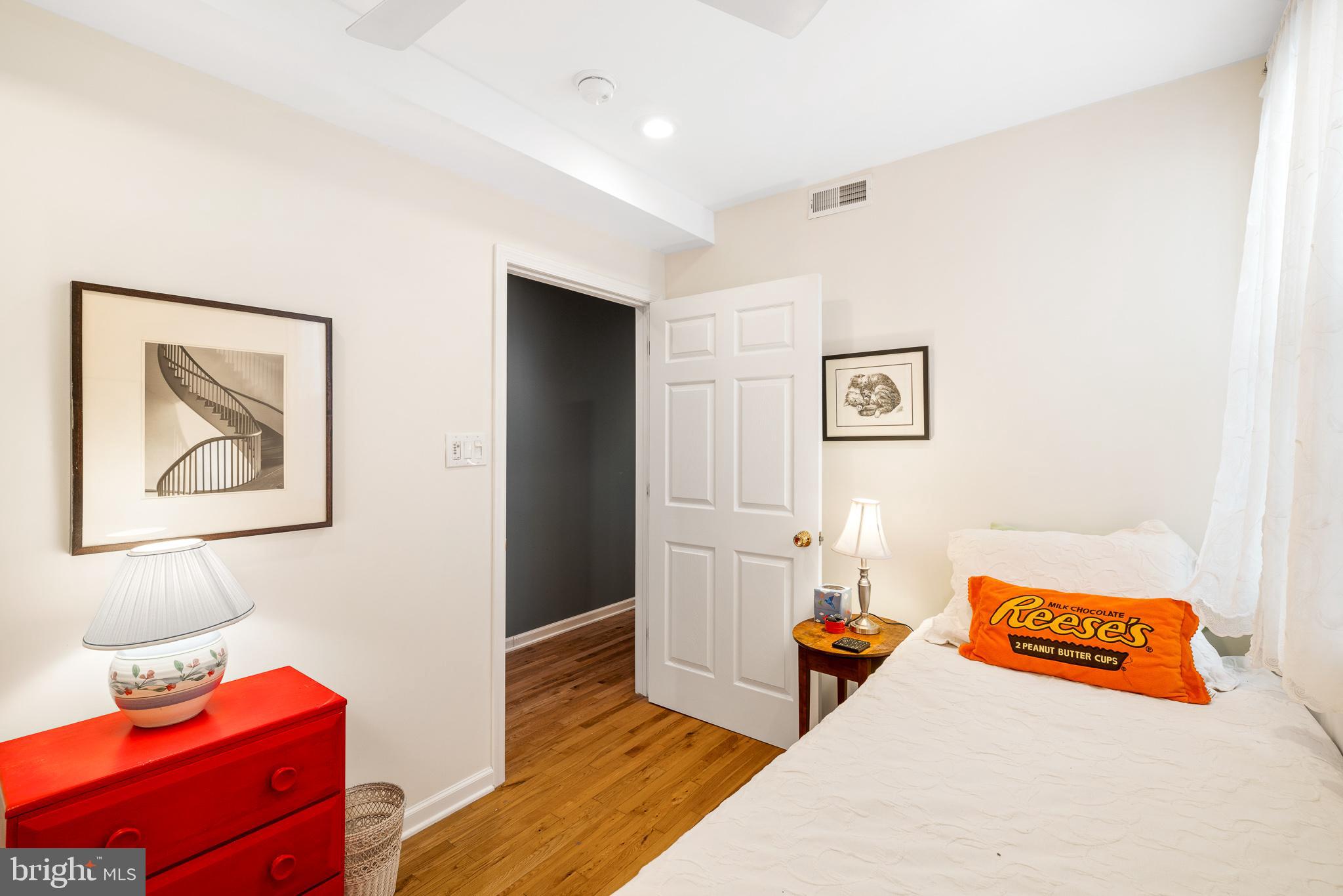 QUEEN VILLAGE - Residential