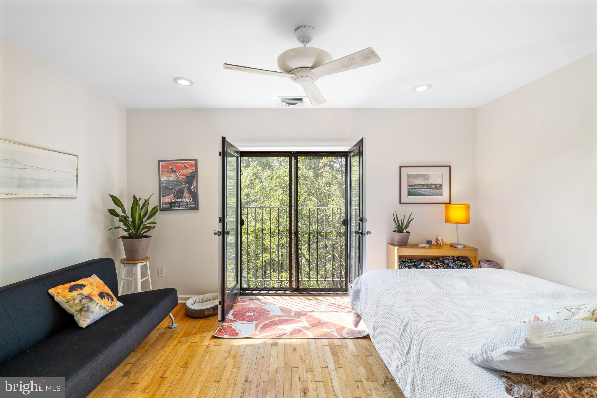 QUEEN VILLAGE - Residential