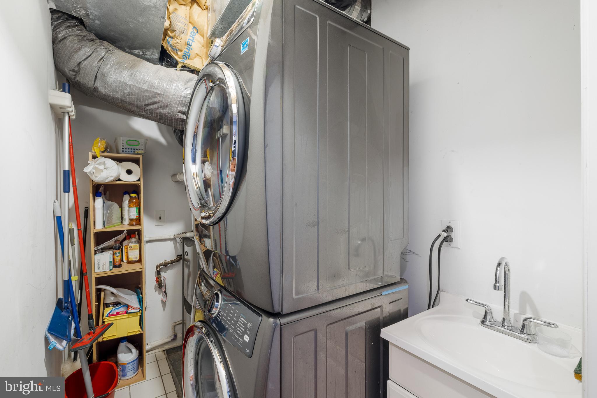 QUEEN VILLAGE - Residential