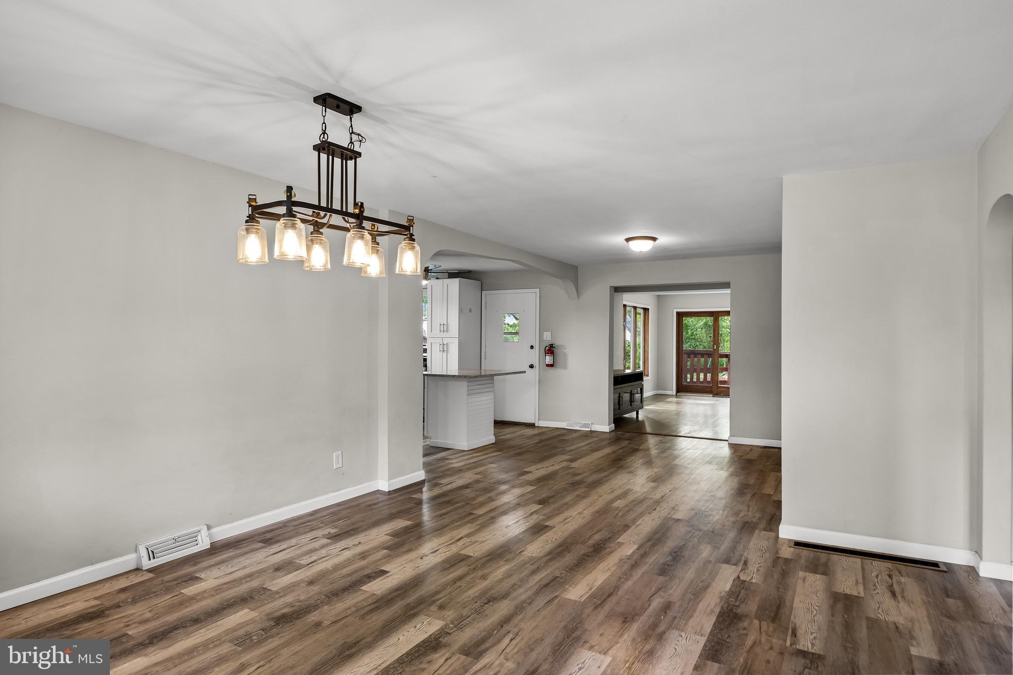 959 W KINGS HIGHWAY