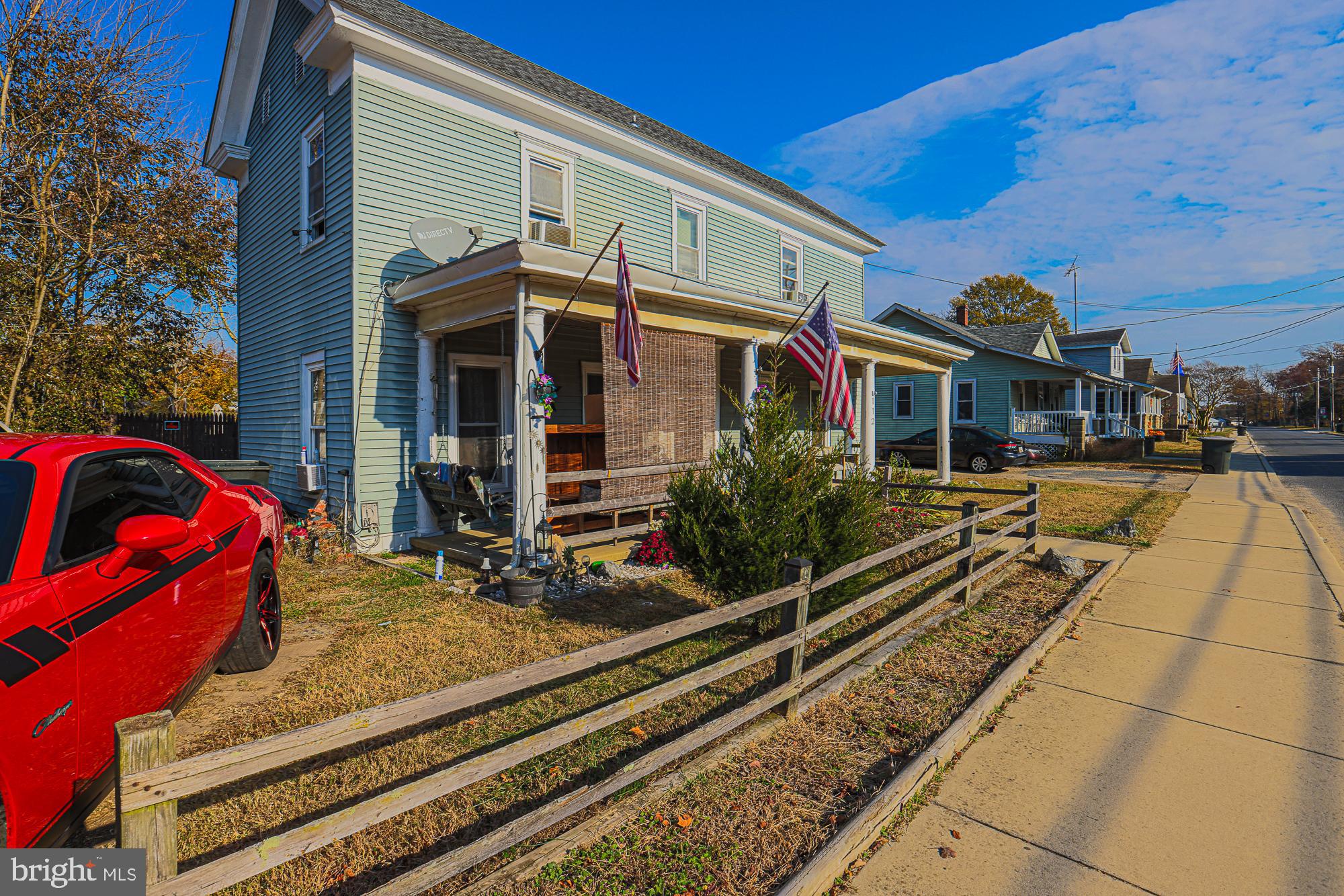 Main image without alt text