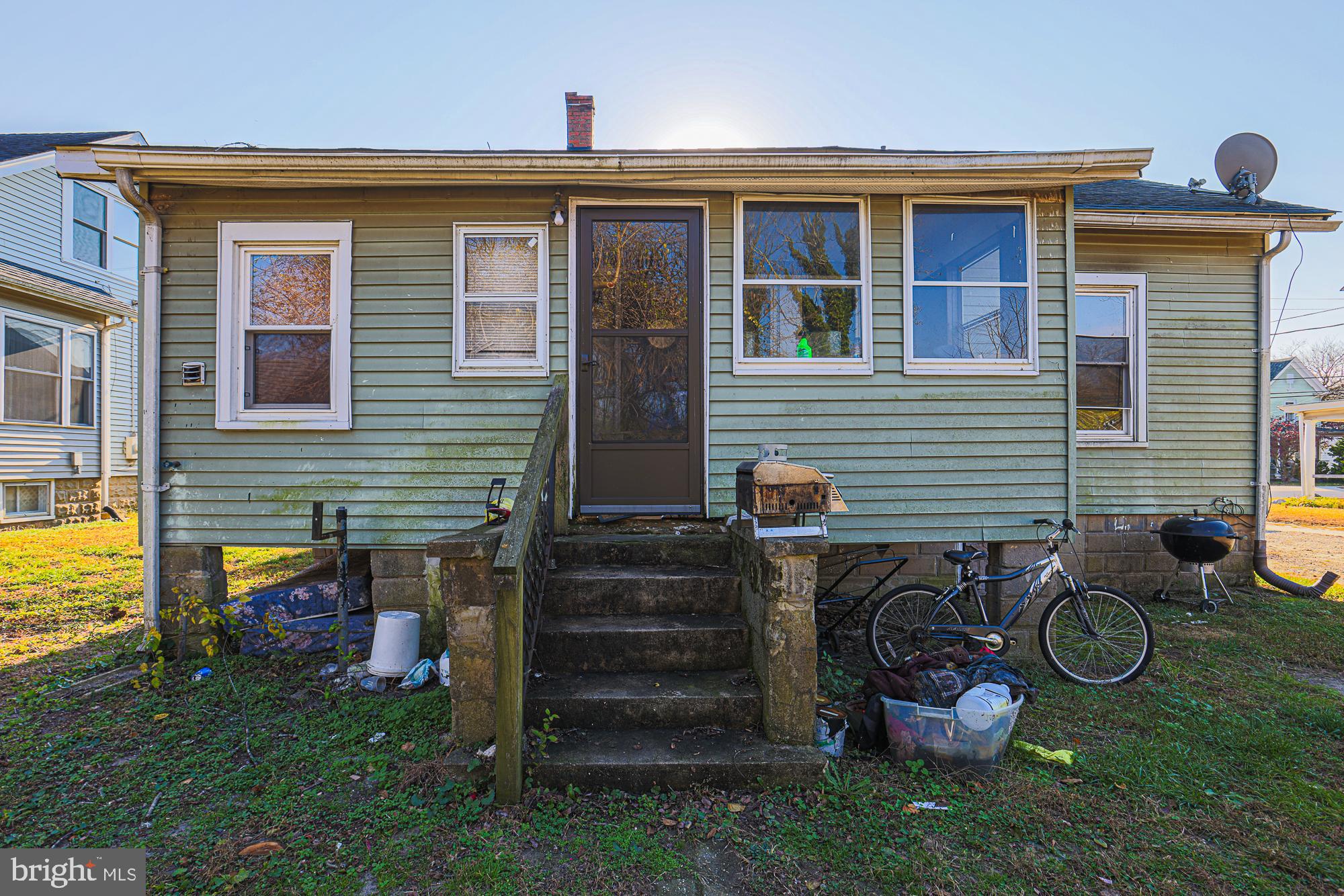 Main image without alt text