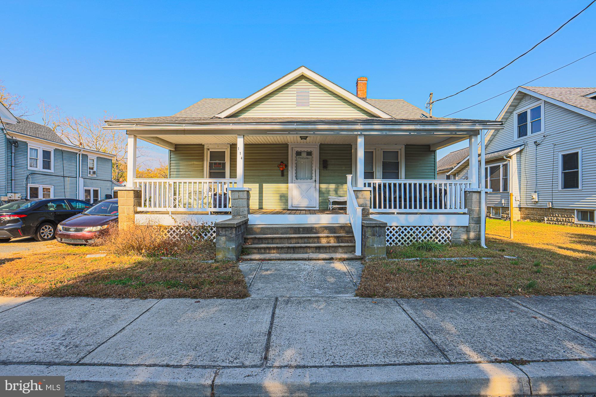 Main image without alt text