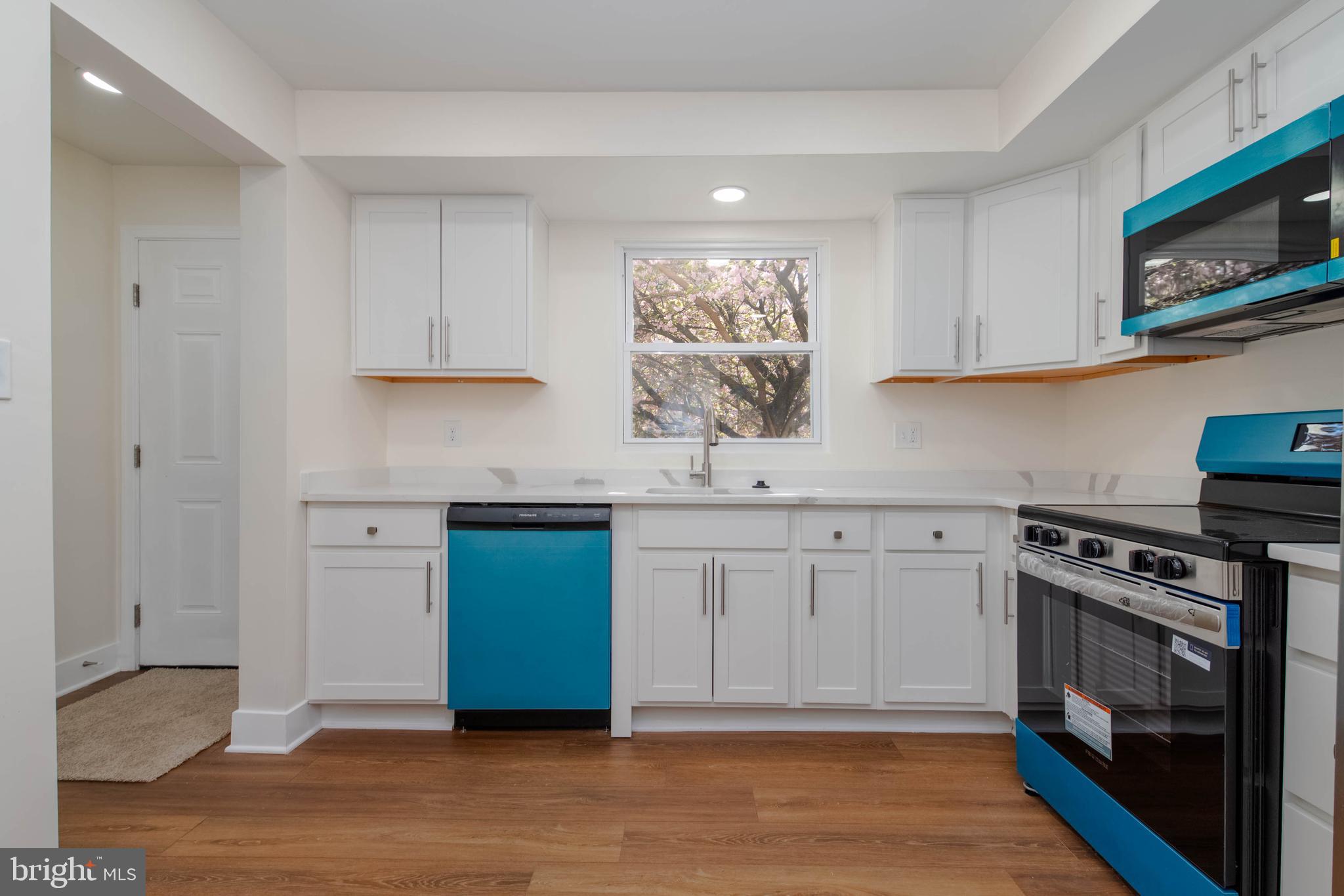 QUEEN ANNE VILLAGE - Residential