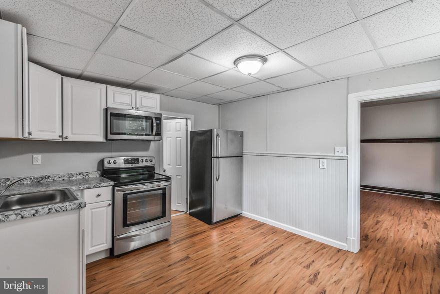 Studio/Efficiency Apartment available immediately. 
There is no laundry on-site. Open house Sunday (10/6) from 11:00am-12:00pm.