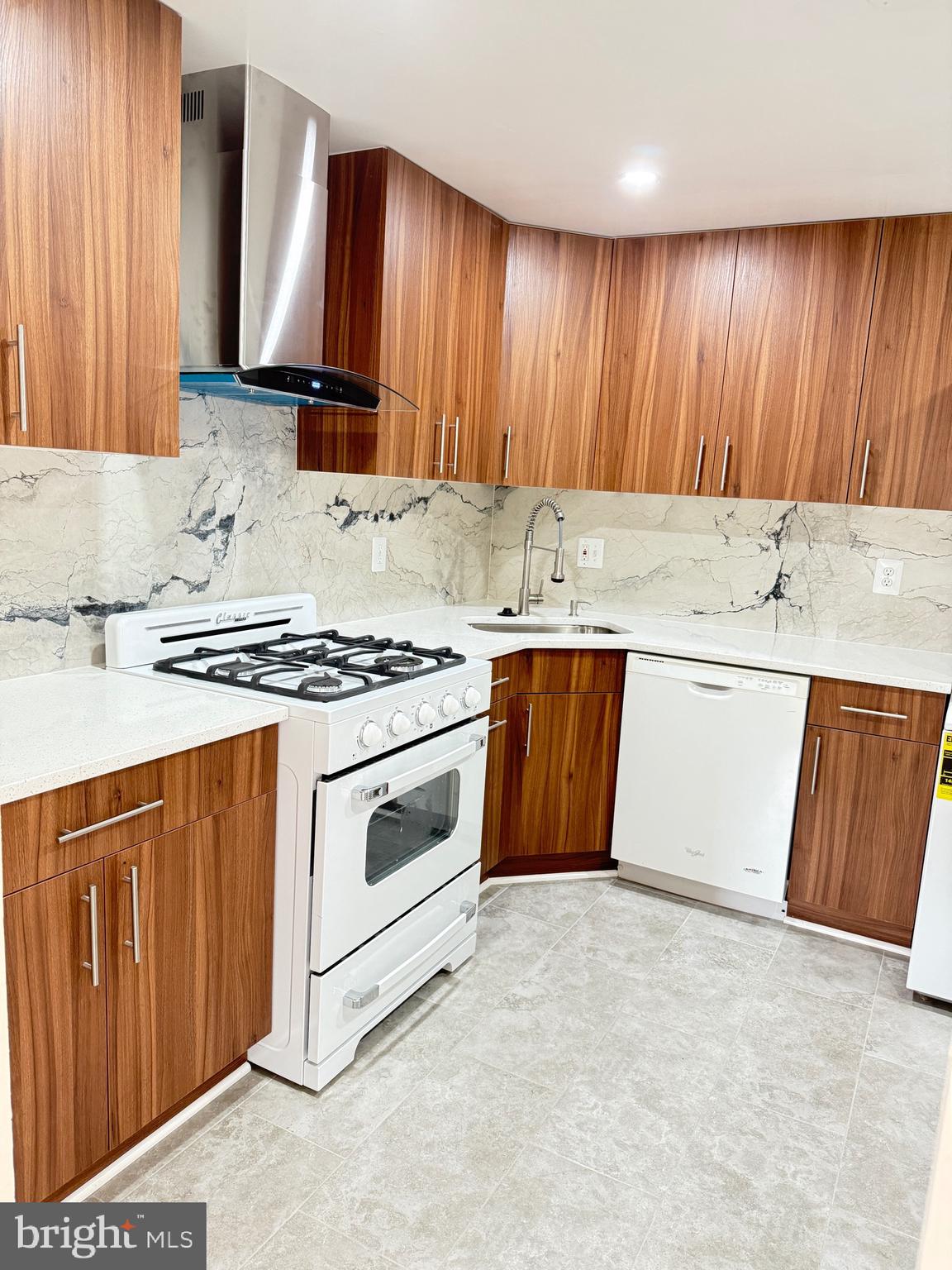 MONTGOMERY VILLAGE - Residential Lease