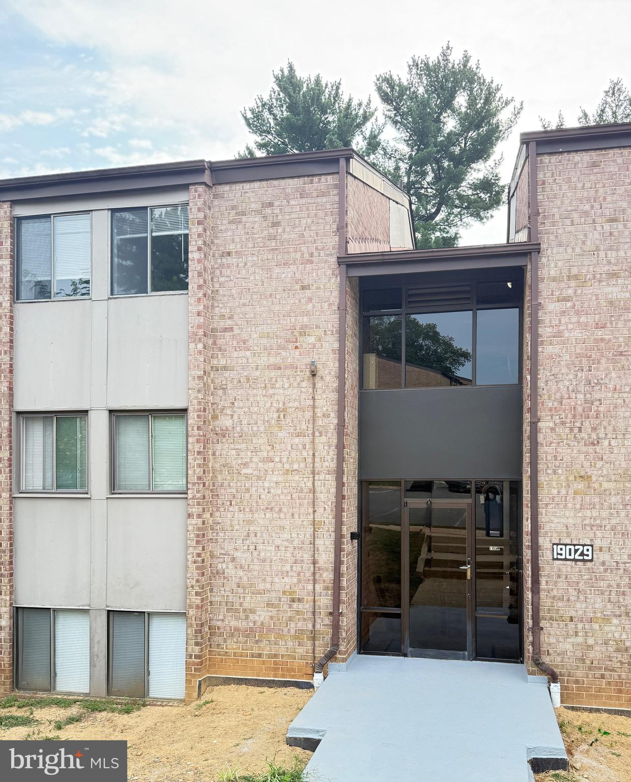 MONTGOMERY VILLAGE - Residential Lease