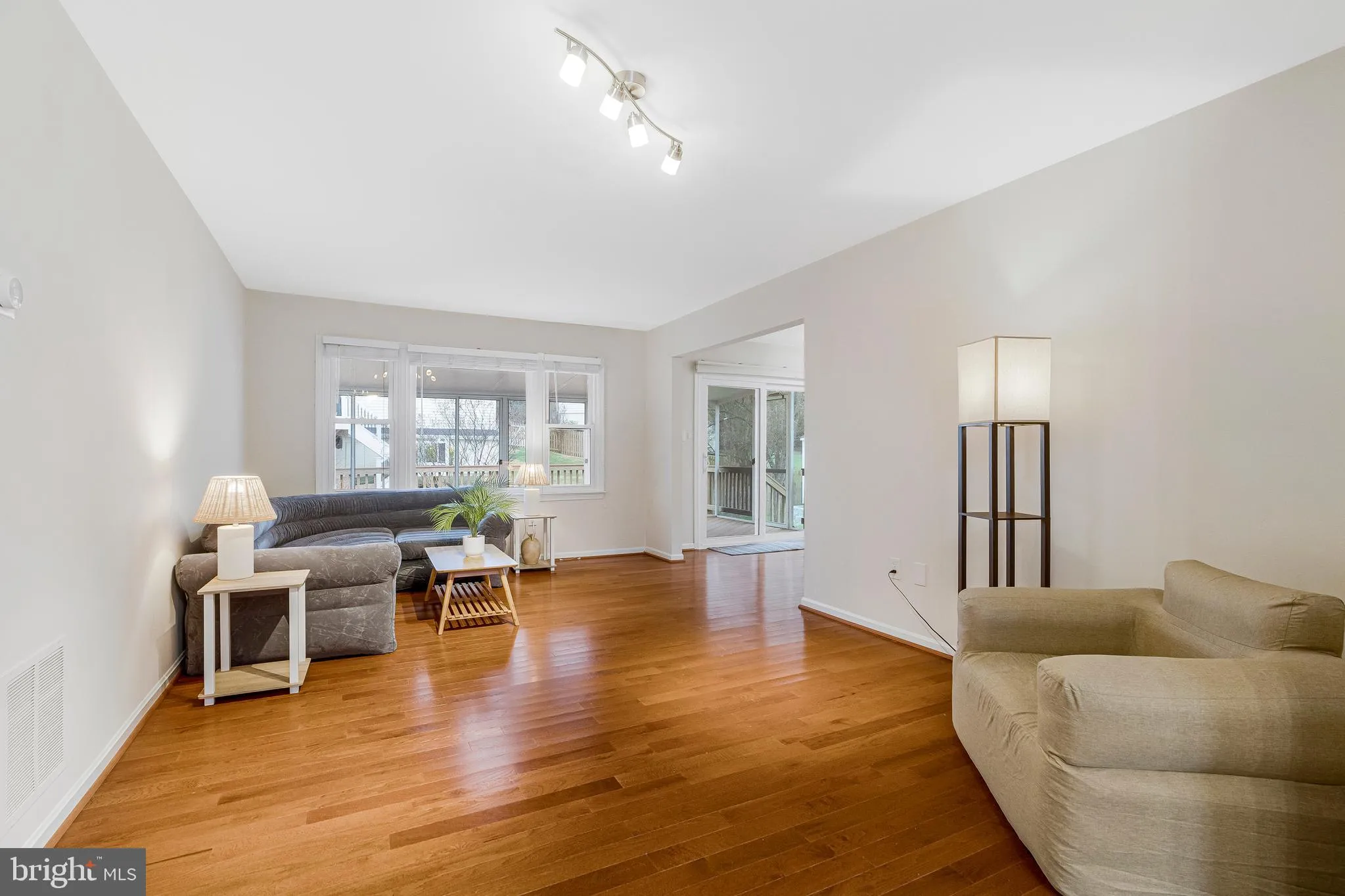 Springfield, Virginia 22153, United States, 3 Bedrooms Bedrooms, ,3 BathroomsBathrooms,Residential,Contingent,83893