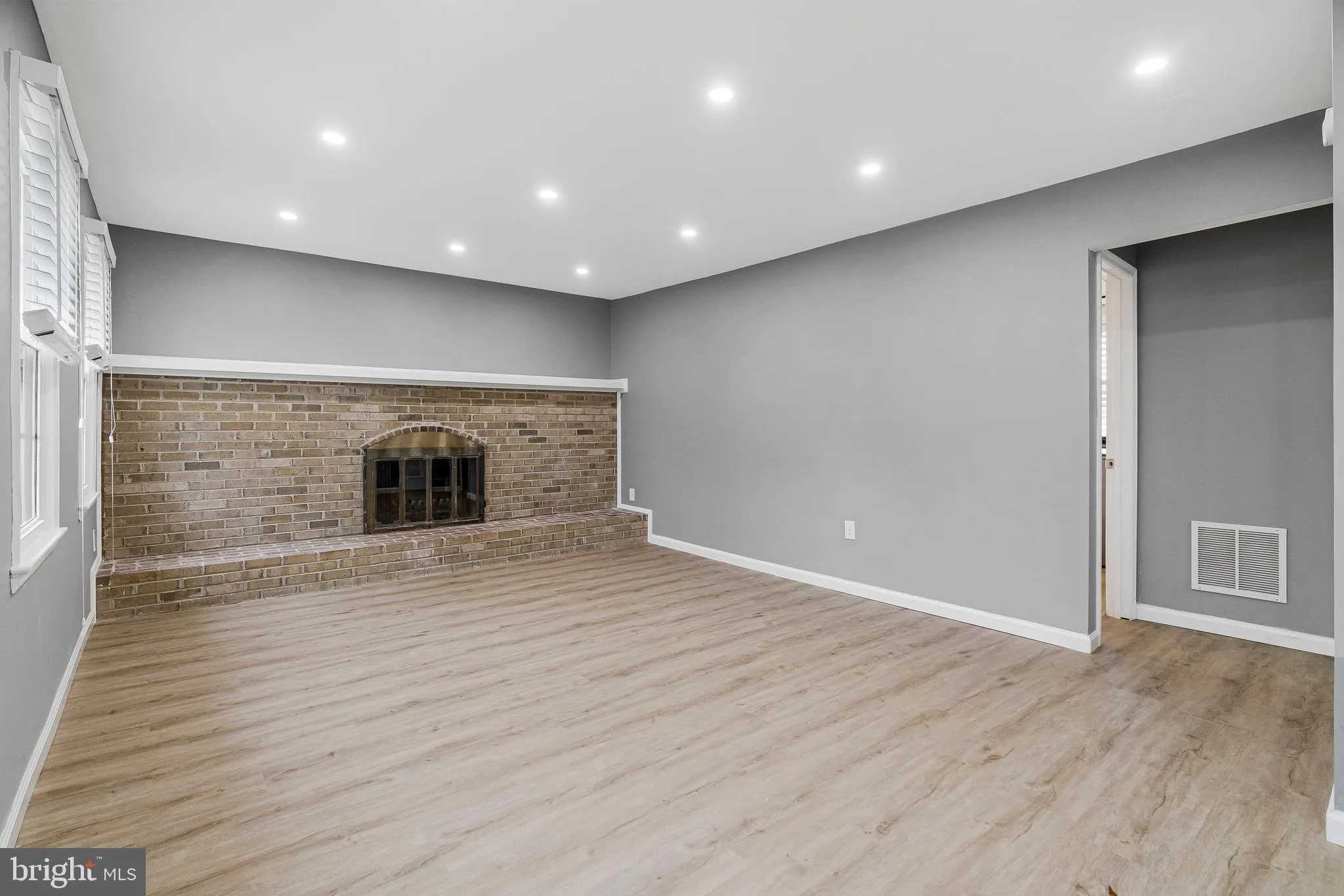 Springfield, Virginia 22153, United States, 3 Bedrooms Bedrooms, ,3 BathroomsBathrooms,Residential,Contingent,83893