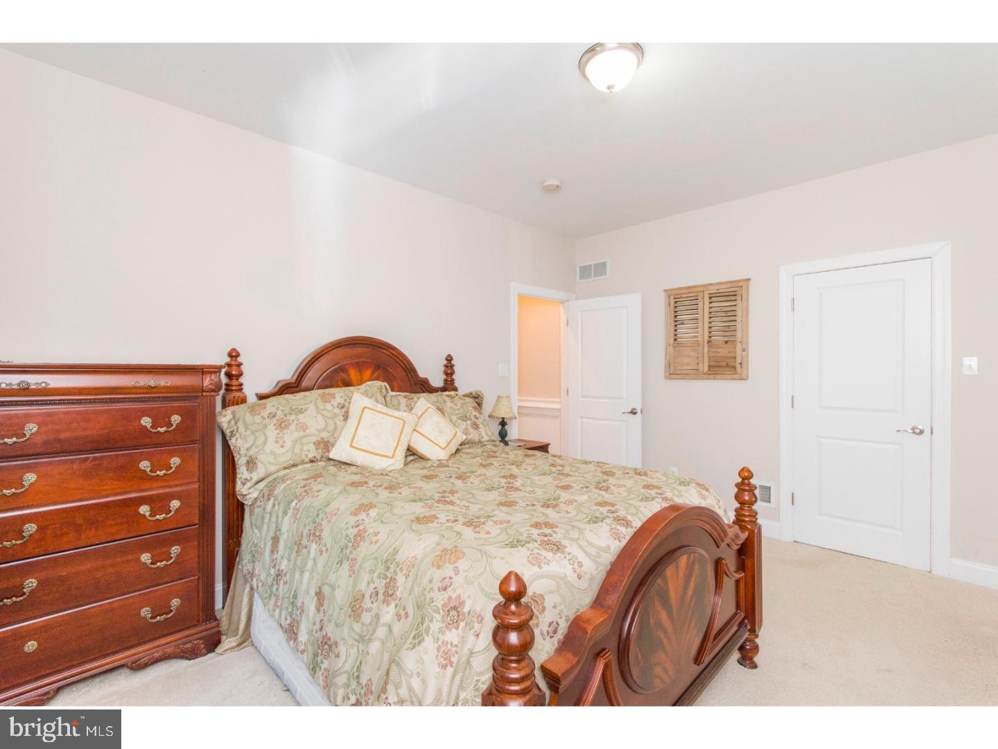 COLONIAL VILLAGE - Residential