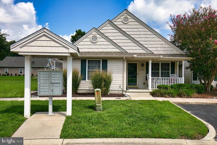 413 LINDENHURST COURT