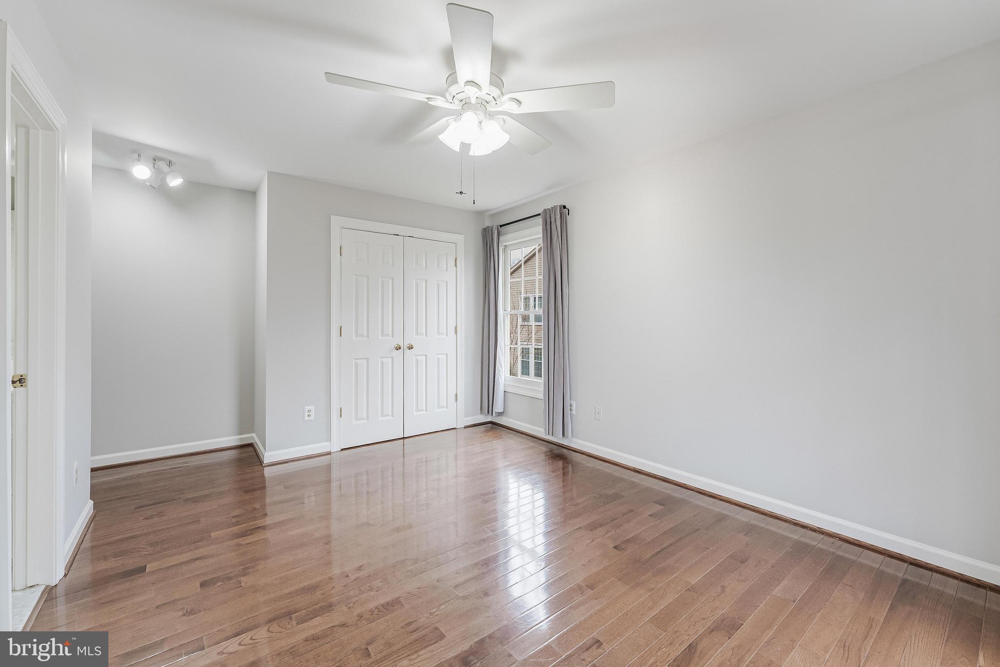 SUTTON OAKS - Residential