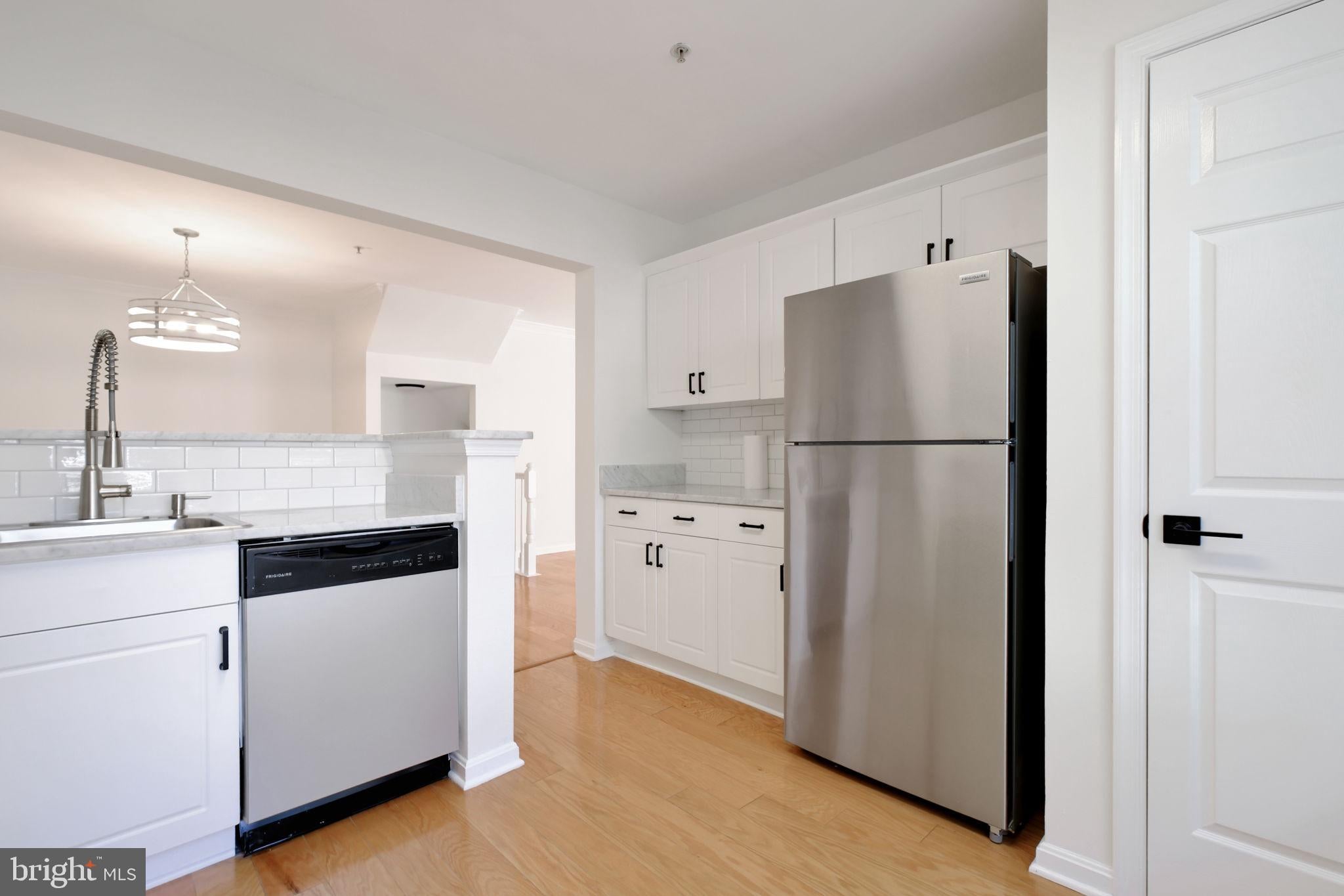 4664 SUPERIOR SQUARE