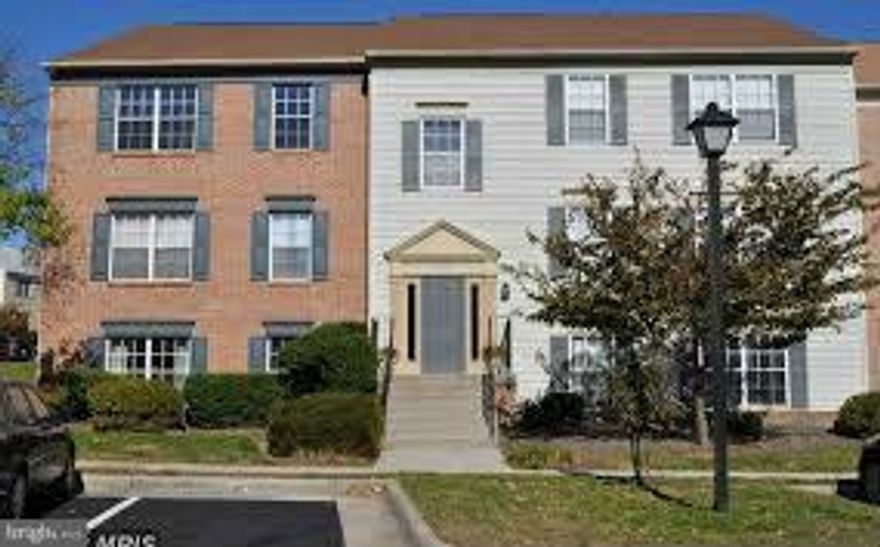 SECOND FLOOR TWO BEDROOMS, TWO FULL BATHS CONDO, WALK IN CLOSET, FULL SIZED WASHER AND DRYER, LAMINATE FLOORING, SHORT DISTANCE TO DOWNTOWN LEESBURG, SHOPPING AND LOCAL COMMUTING. READY FOR MOVING IN!  CONOD FEE"S PAID BY LANDLORD ONLY UTILITY TENANT PAYS IS ELECTRICITY.  FRESH PAINT AND UPDATED THROUGHOUT.