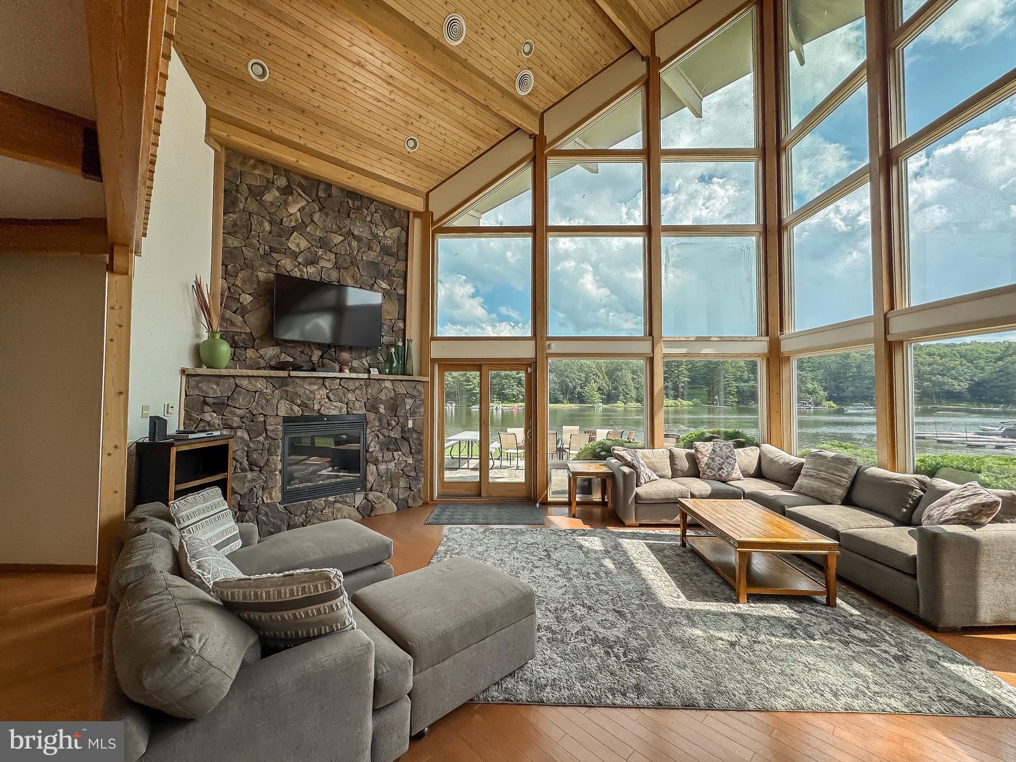 21 LAKEFRONT LINKS DRIVE