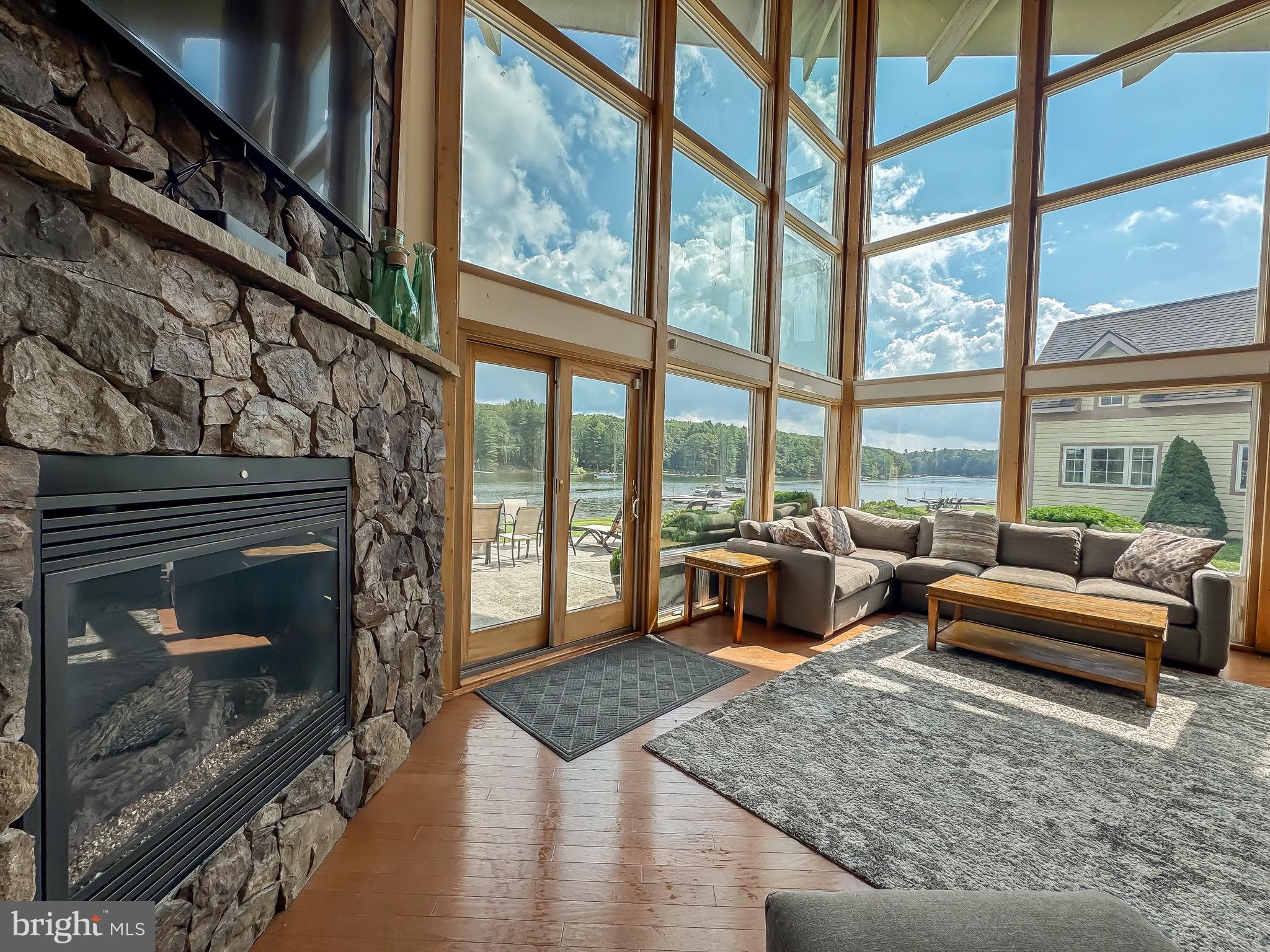 21 LAKEFRONT LINKS DRIVE
