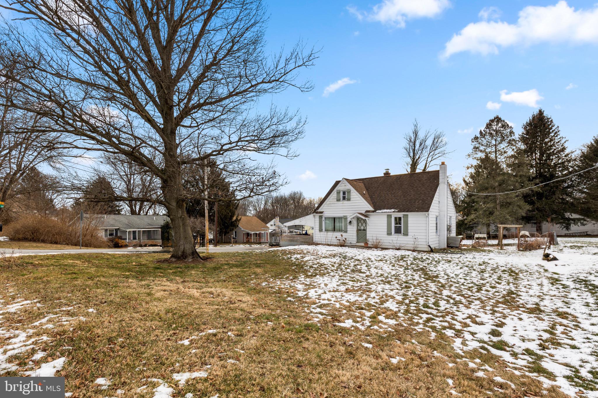 2502 HONEYSUCKLE LANE