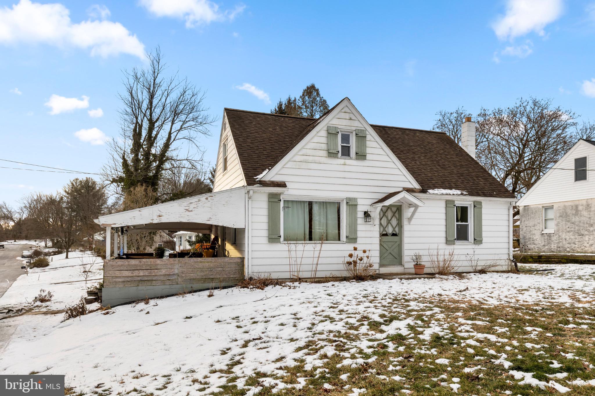 2502 HONEYSUCKLE LANE