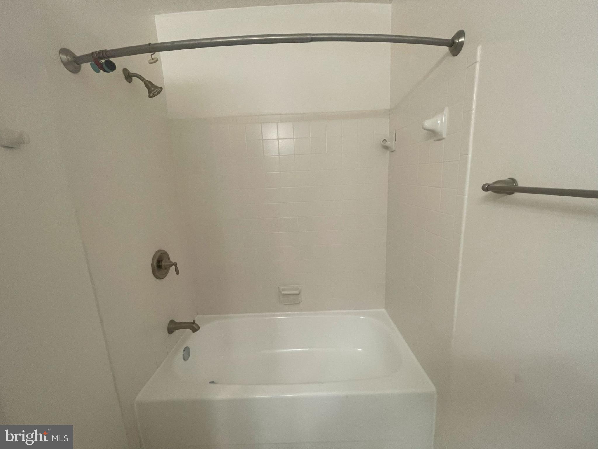 OAKTON VILLAGE - Residential Lease