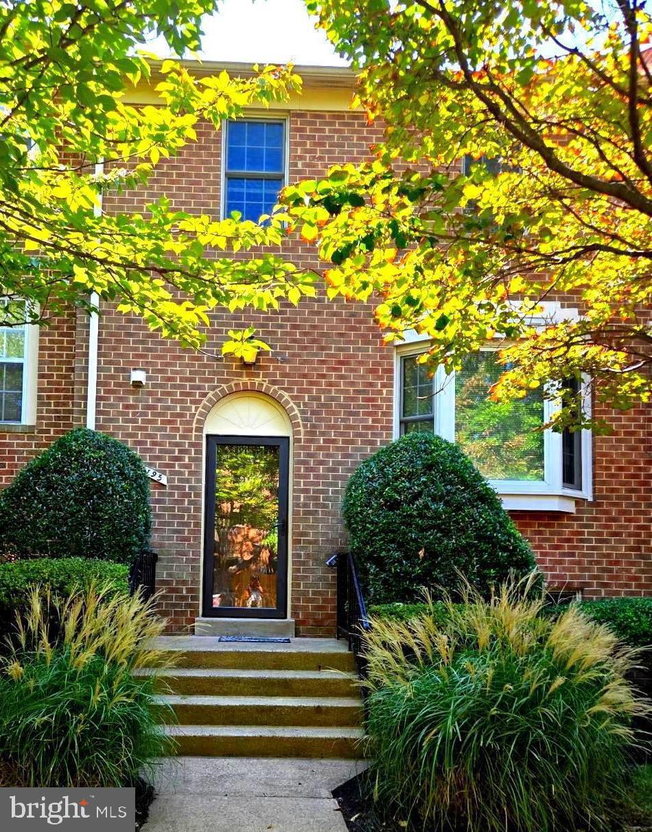 OAKTON VILLAGE - Residential Lease