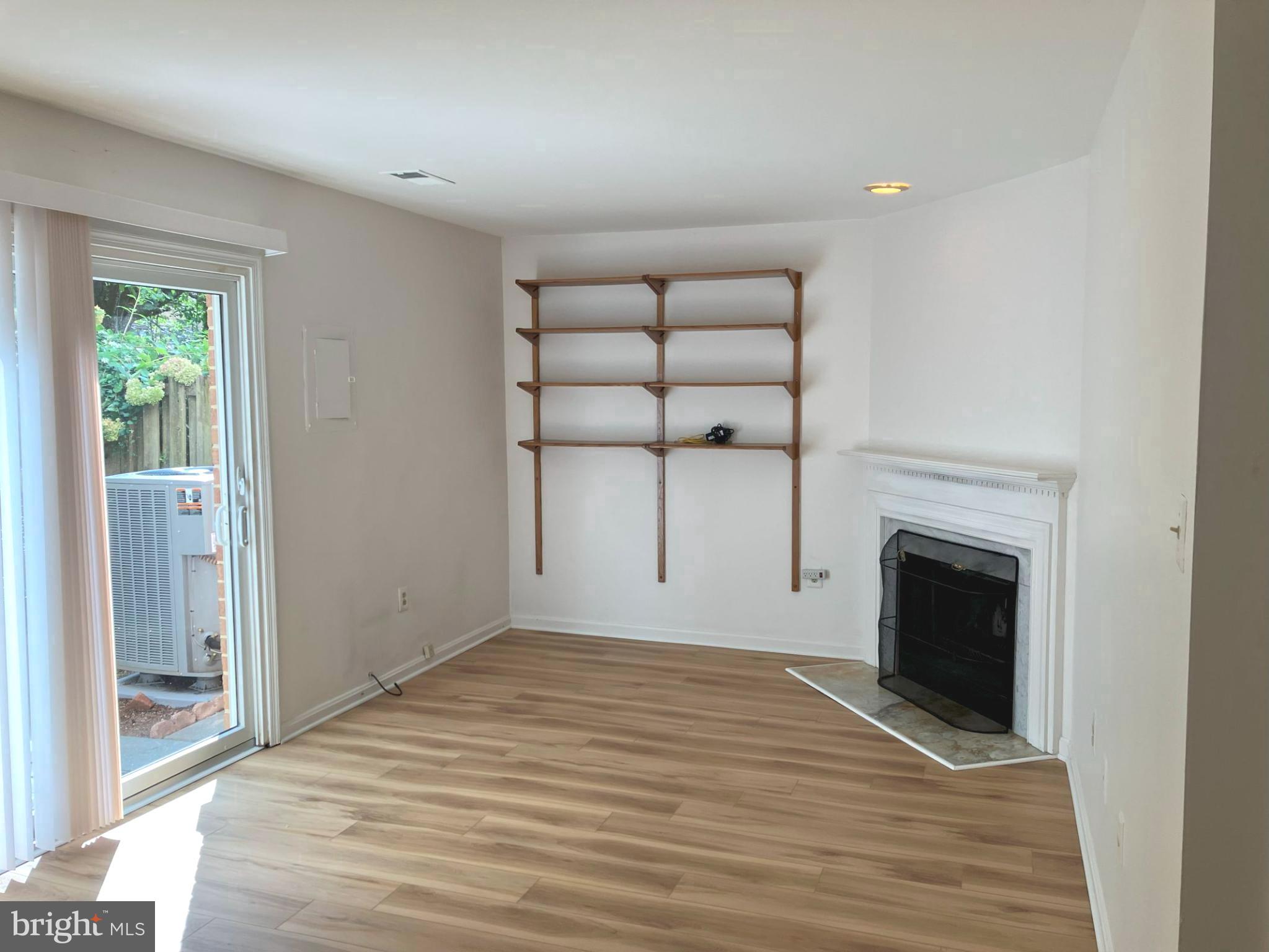 OAKTON VILLAGE - Residential Lease