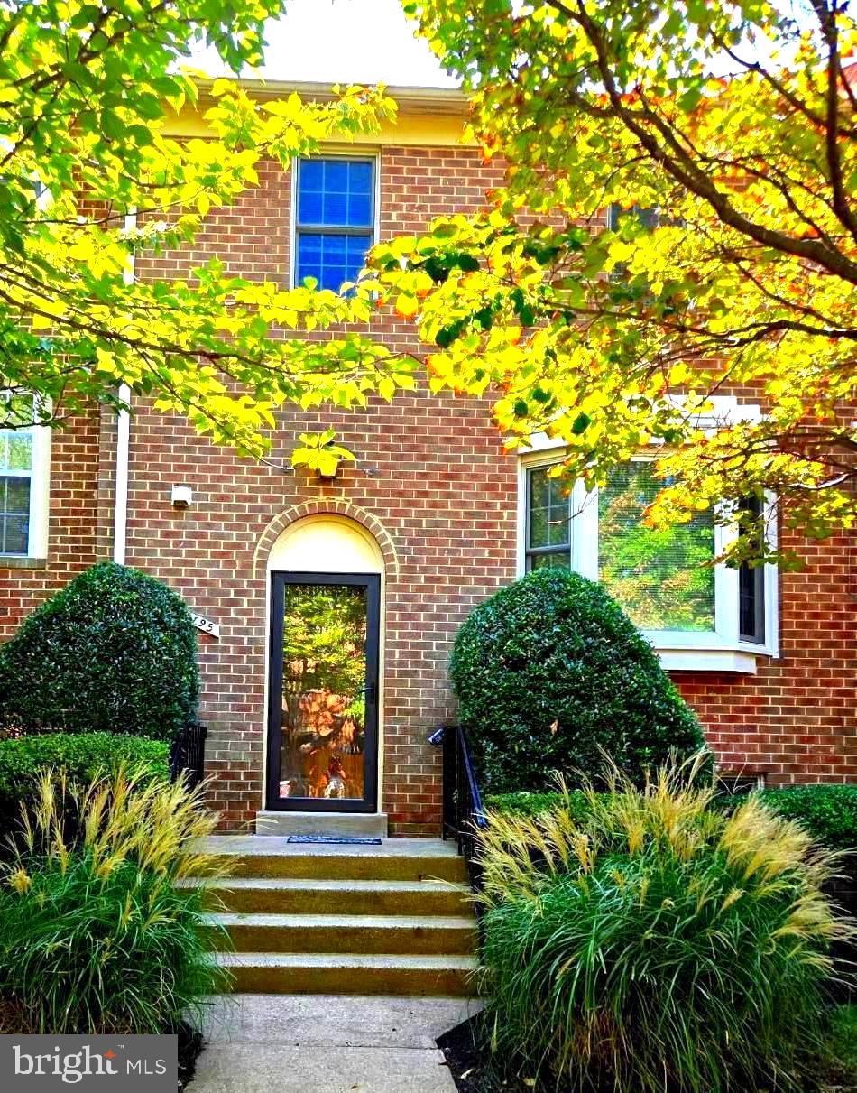 OAKTON VILLAGE - Residential Lease