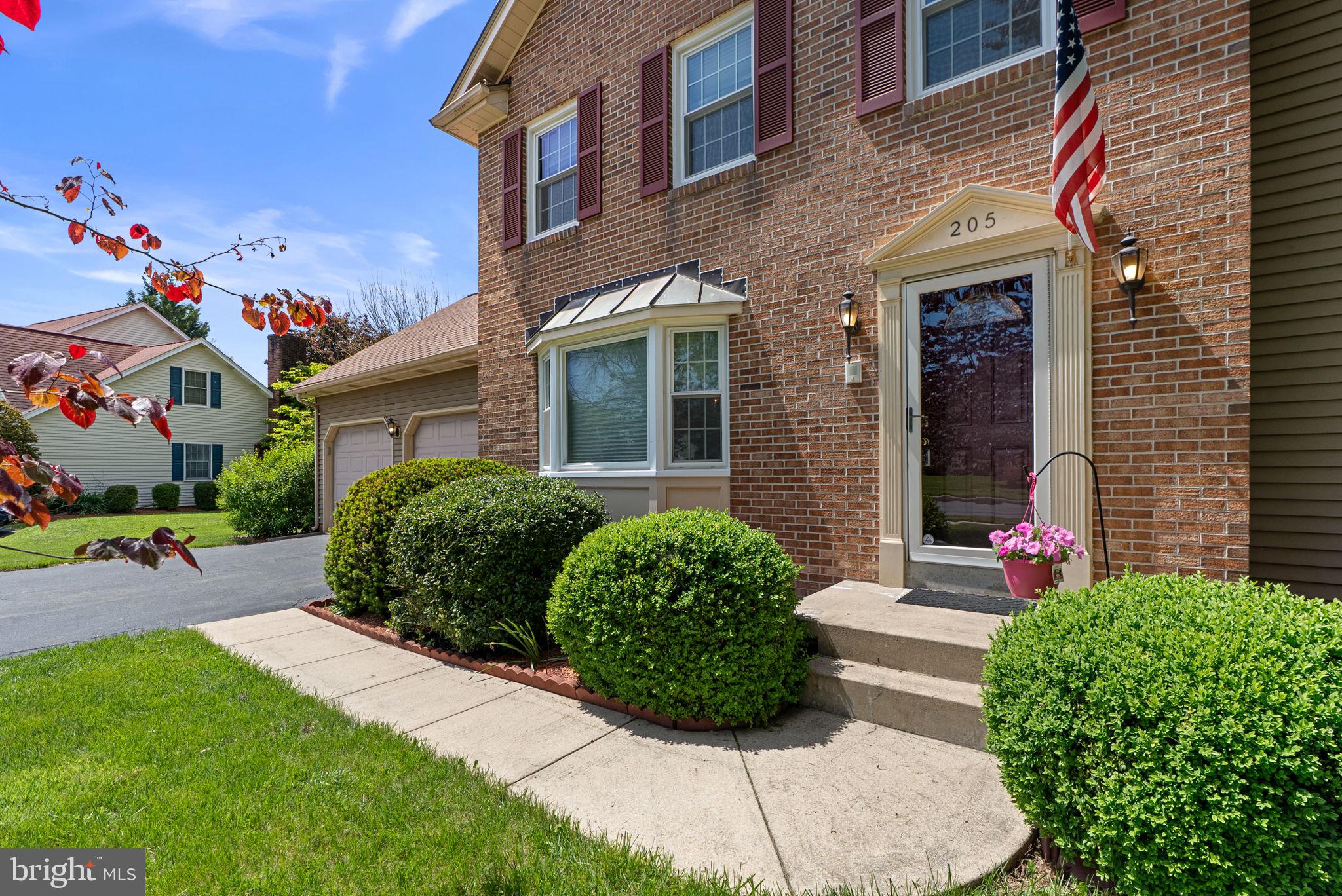 205 OAKMANOR WAY