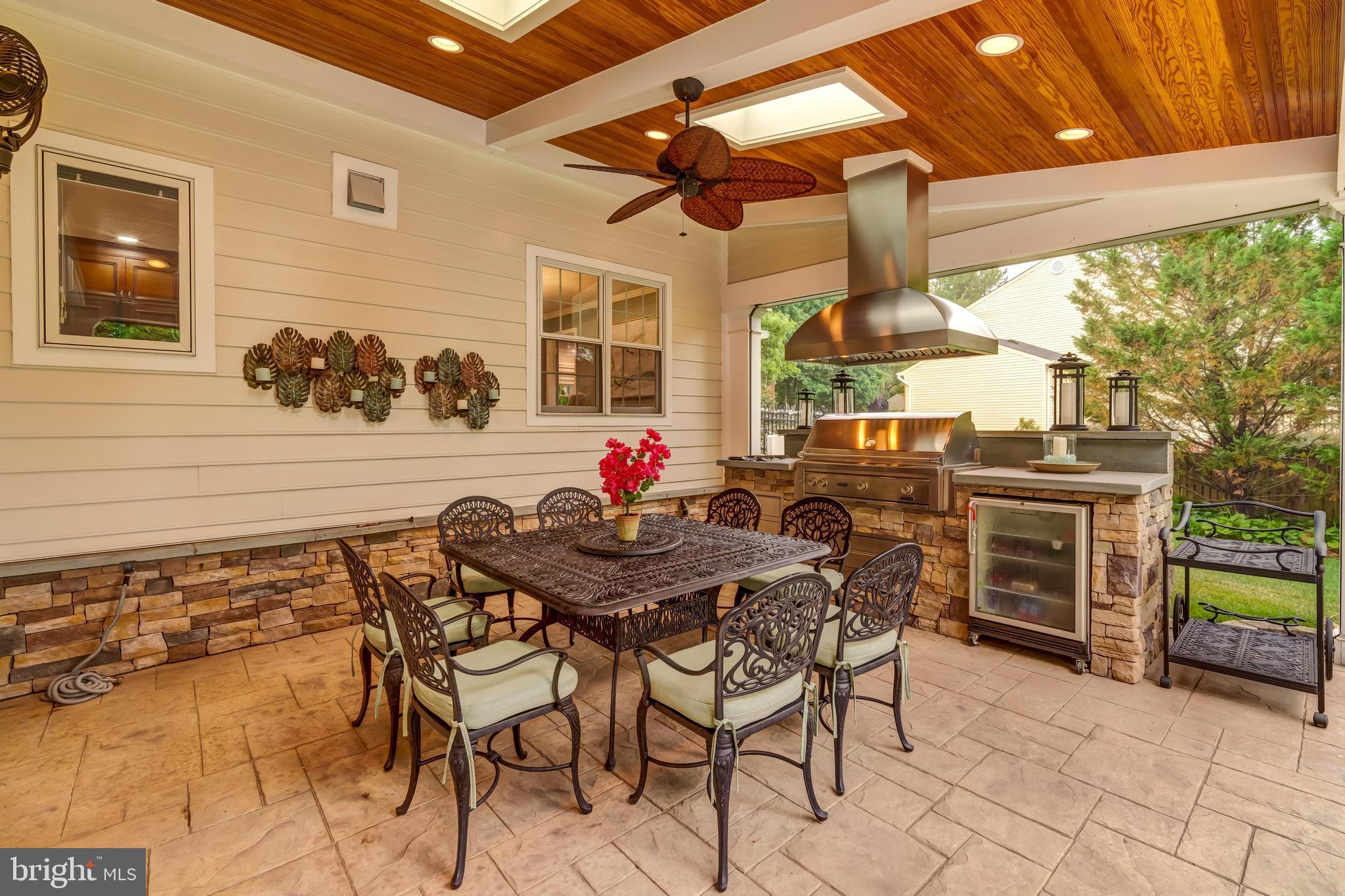 HOLLY KNOLL - Residential