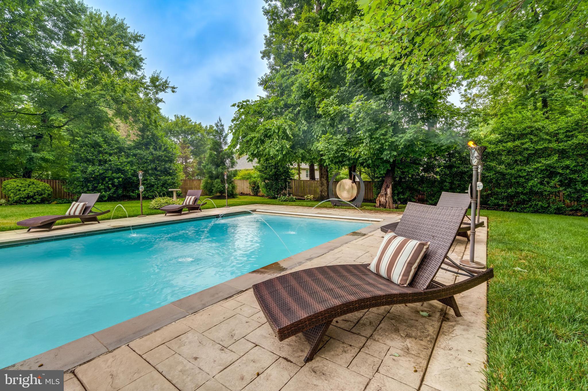 HOLLY KNOLL - Residential