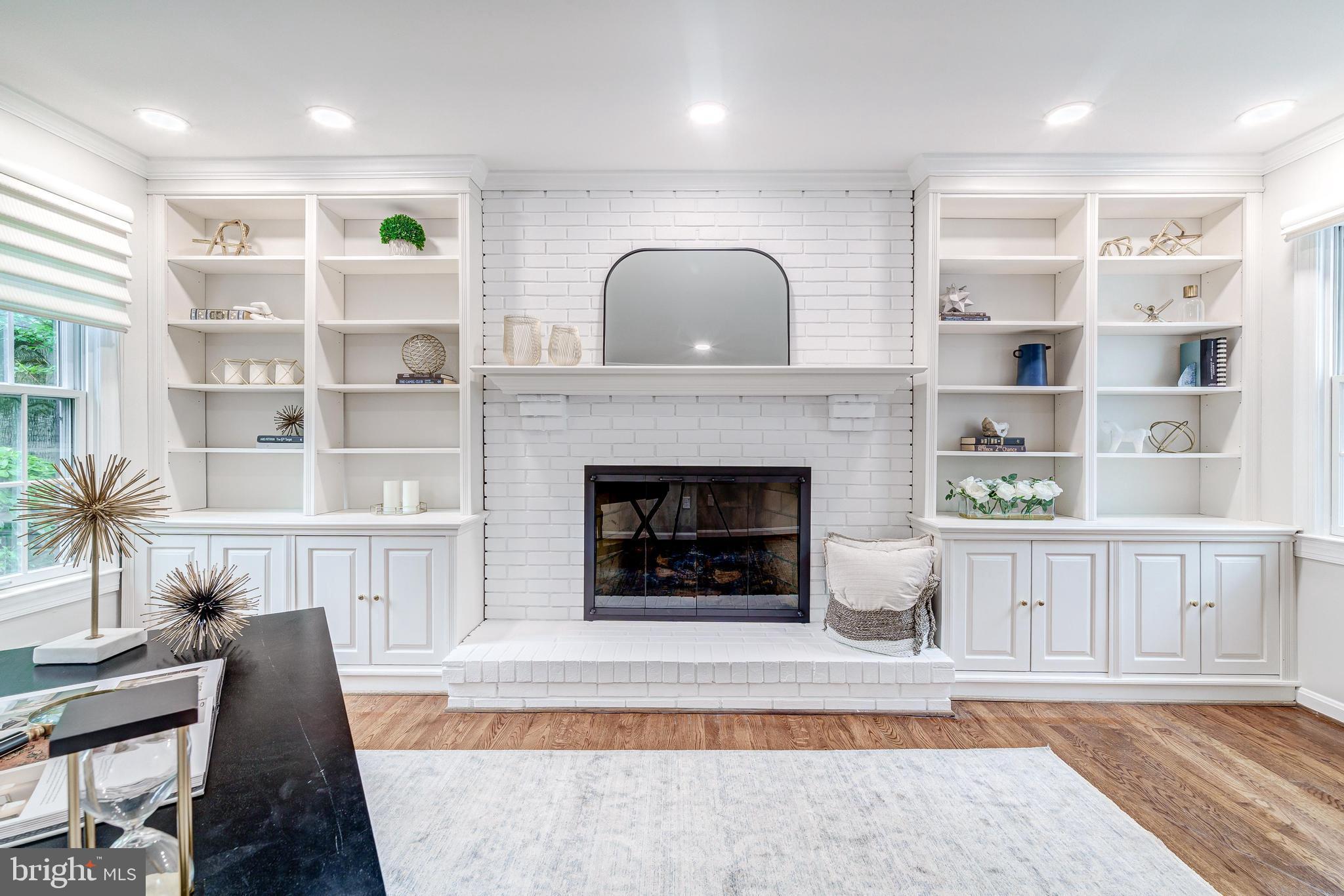 HOLLY KNOLL - Residential