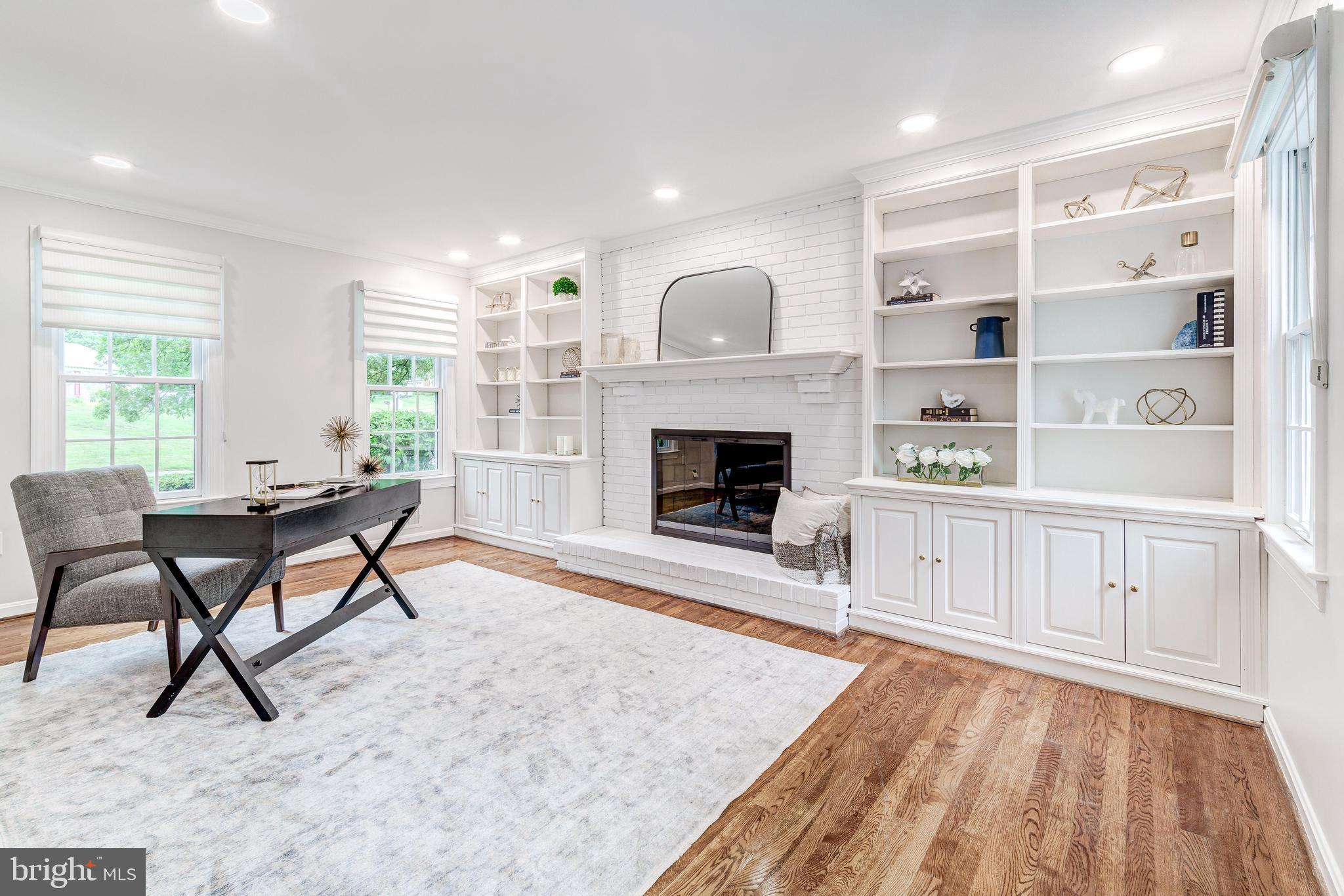 HOLLY KNOLL - Residential