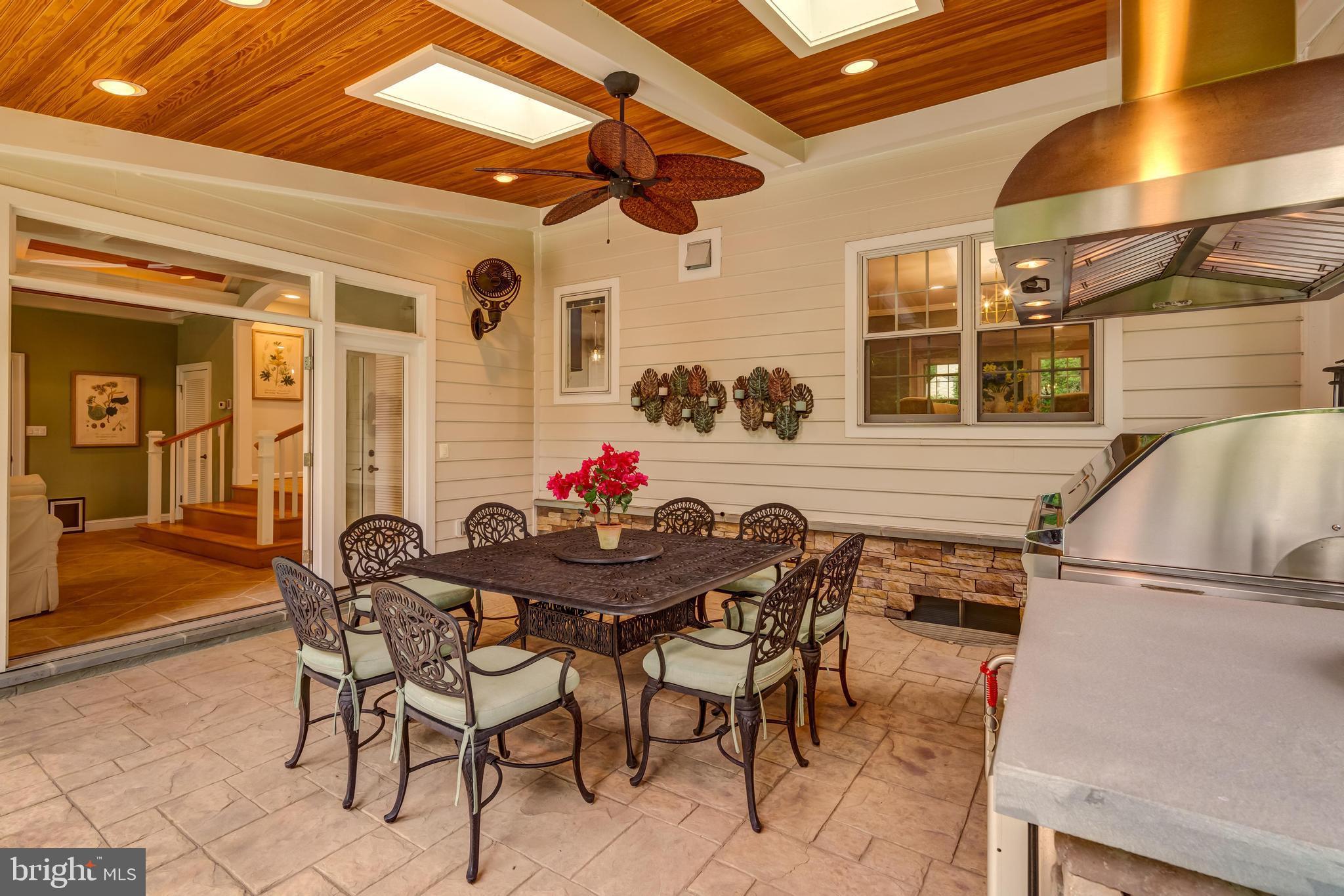 HOLLY KNOLL - Residential