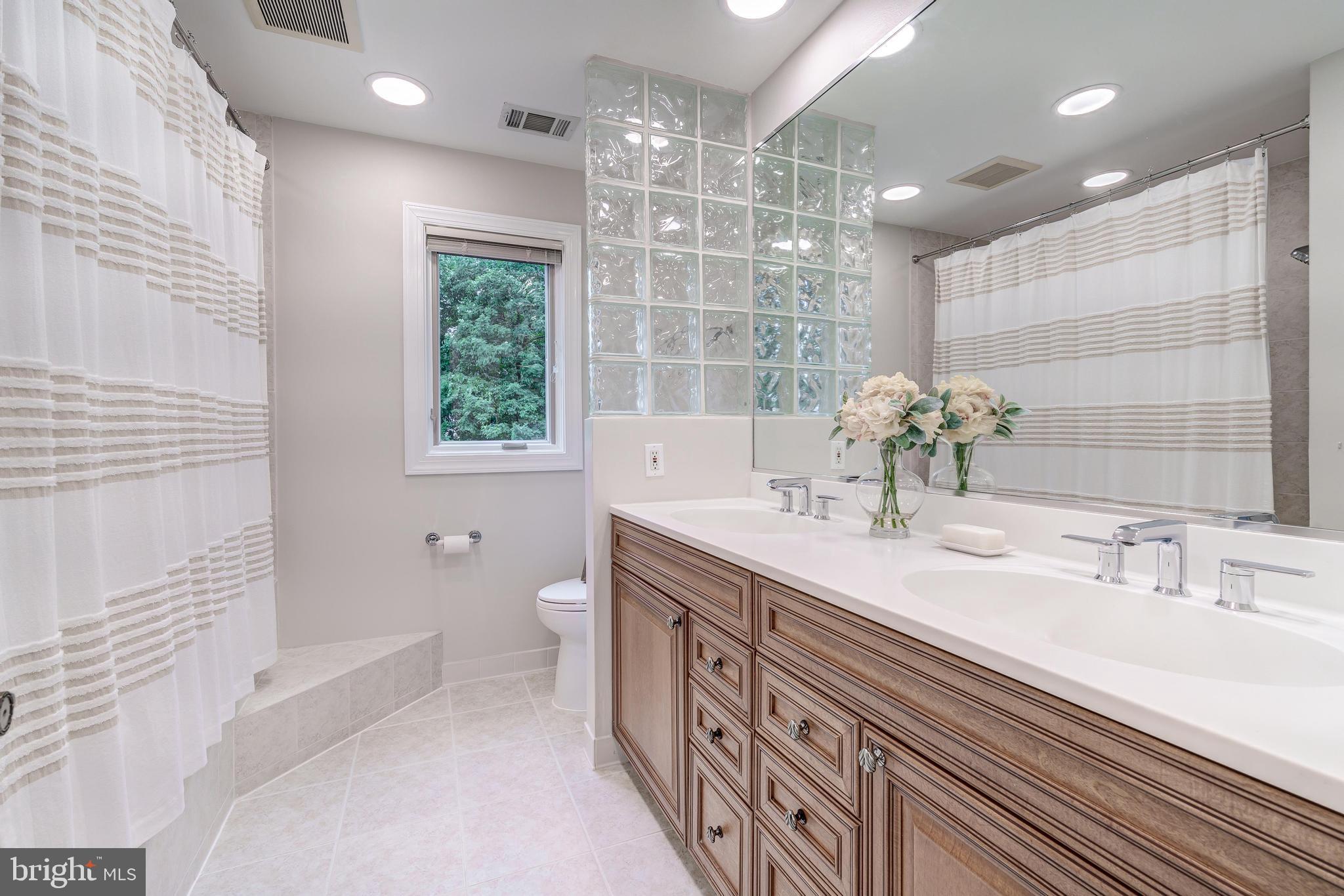 HOLLY KNOLL - Residential