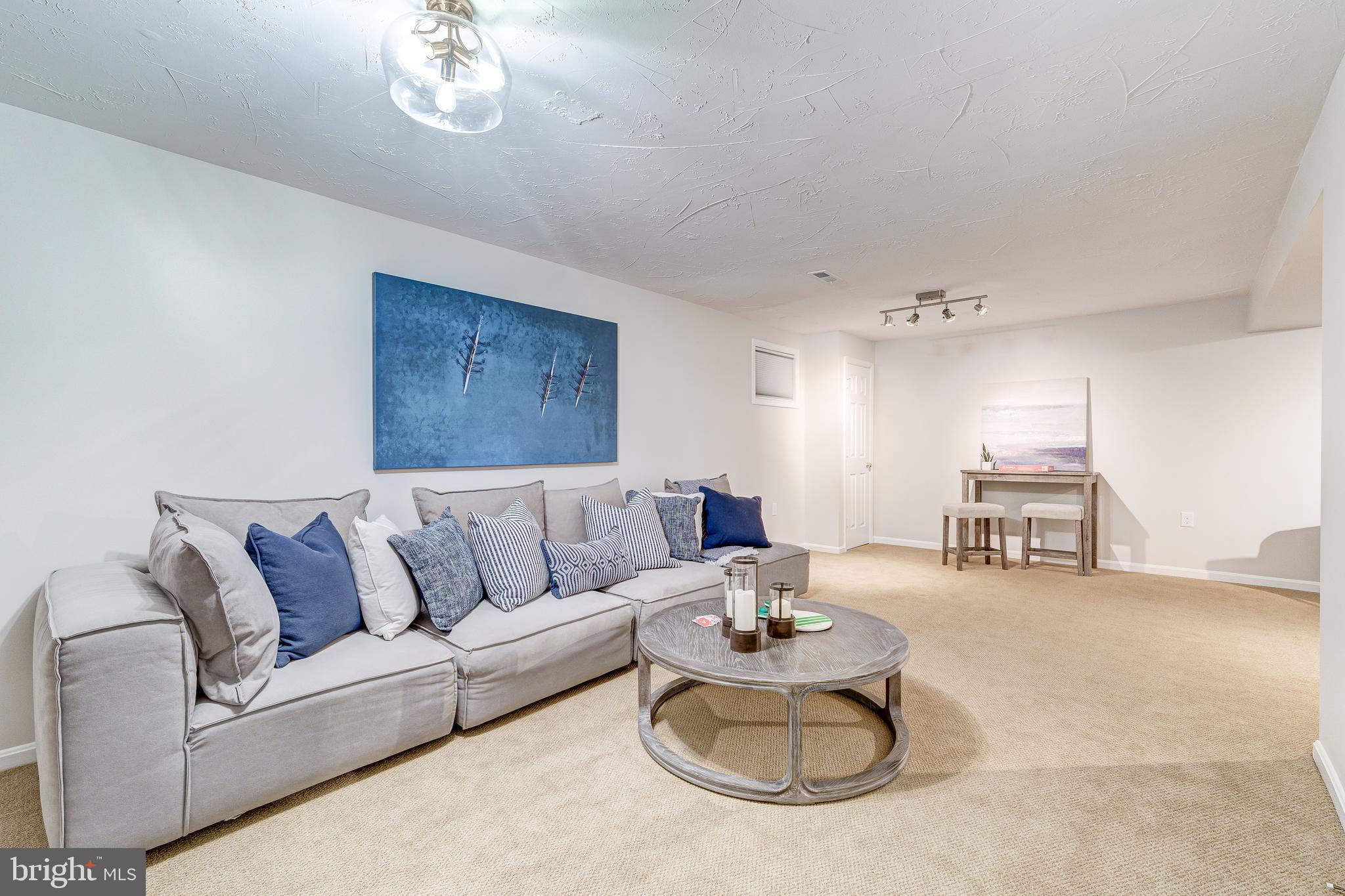 HOLLY KNOLL - Residential