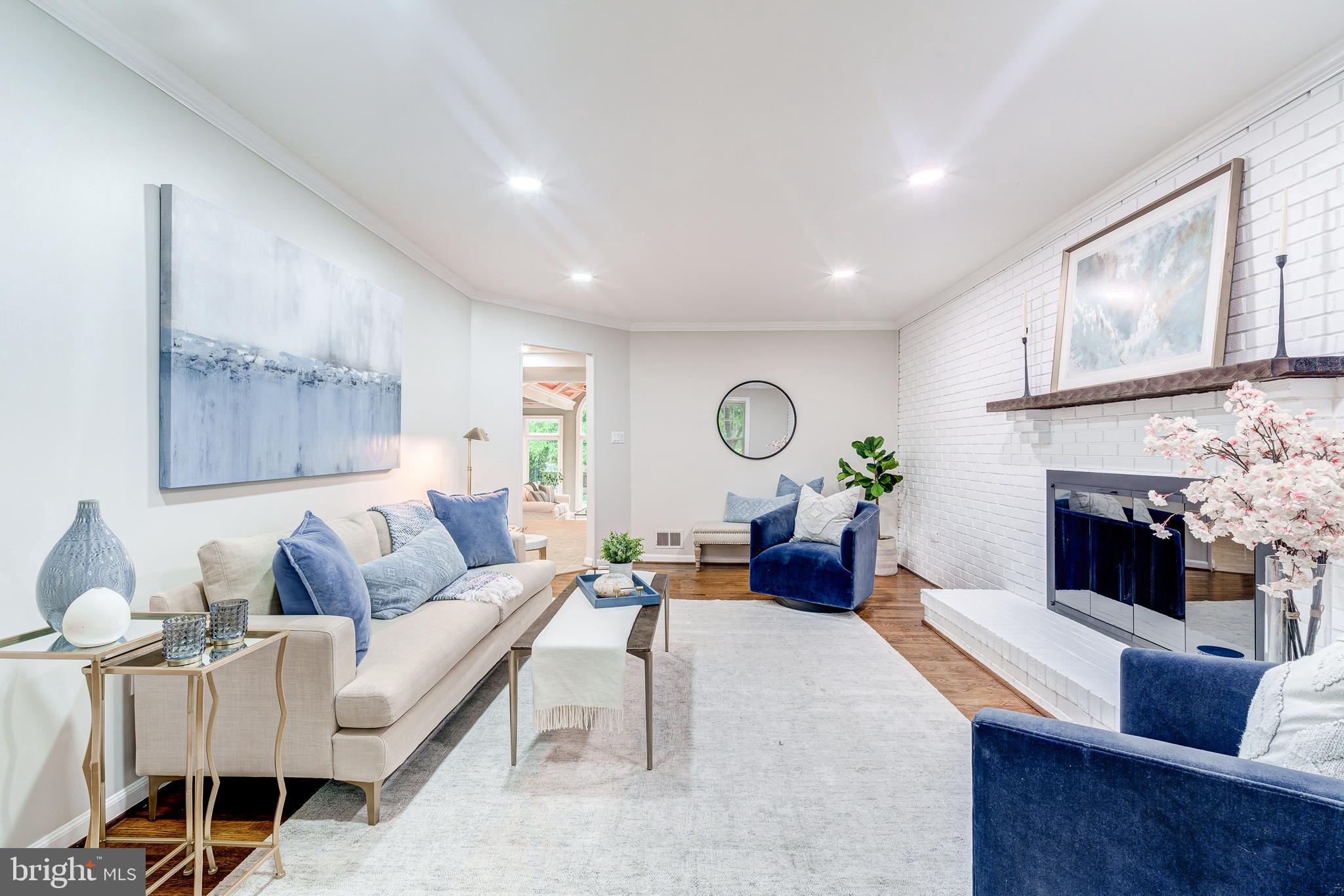 HOLLY KNOLL - Residential