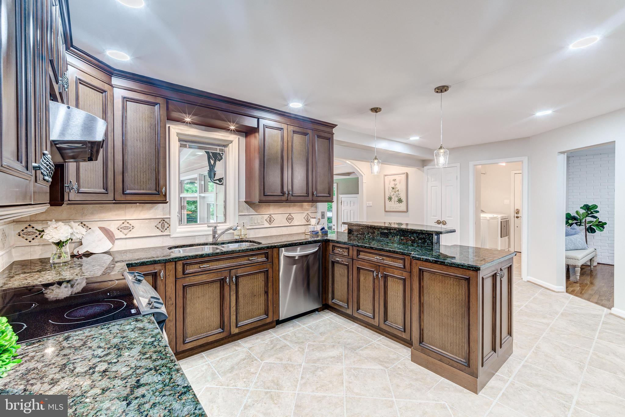 HOLLY KNOLL - Residential