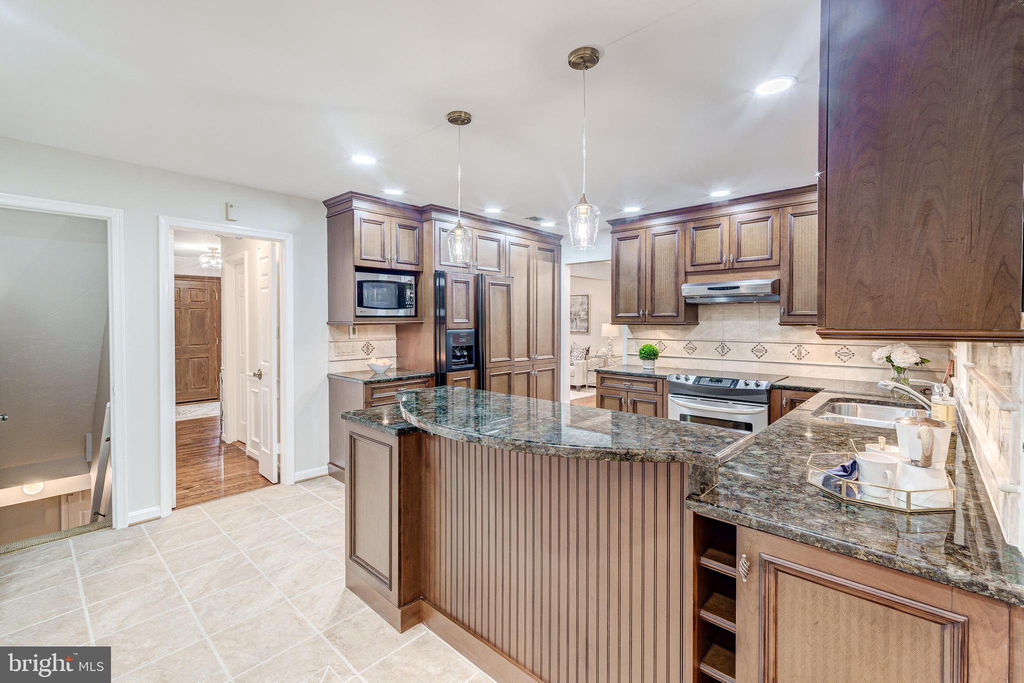 HOLLY KNOLL - Residential