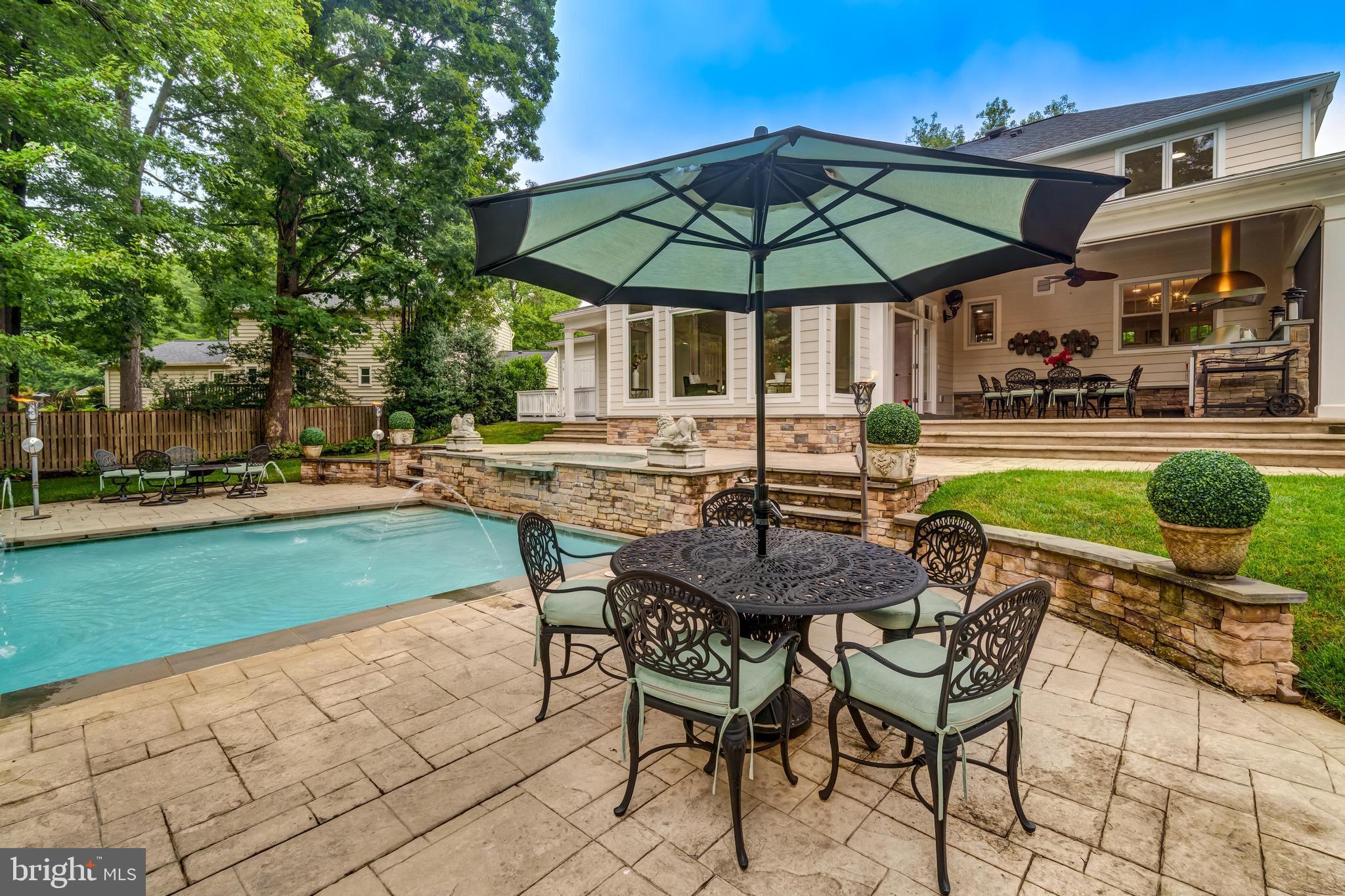 HOLLY KNOLL - Residential