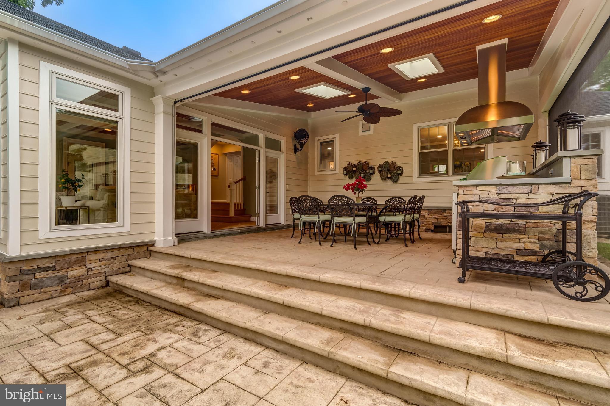 HOLLY KNOLL - Residential