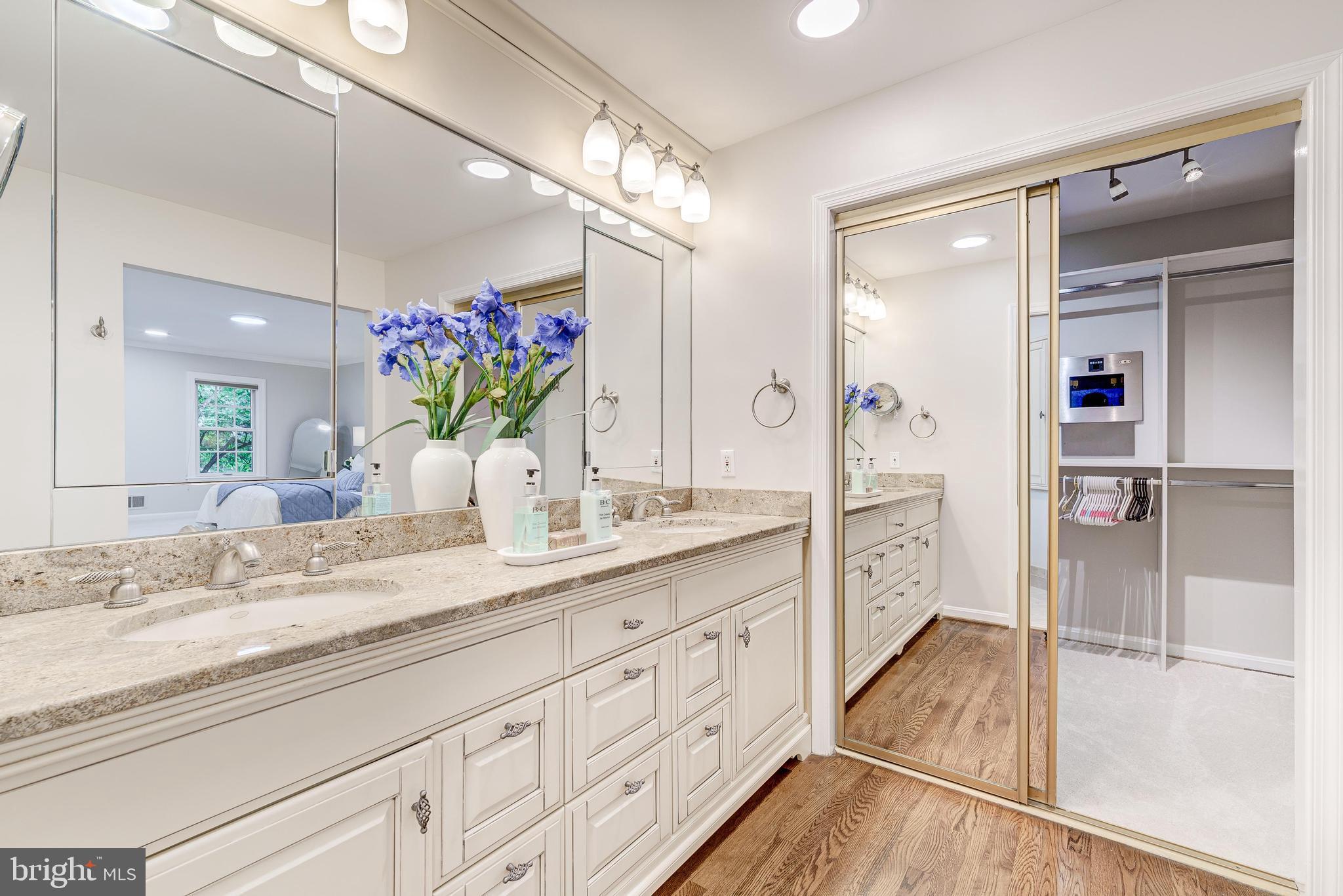 HOLLY KNOLL - Residential