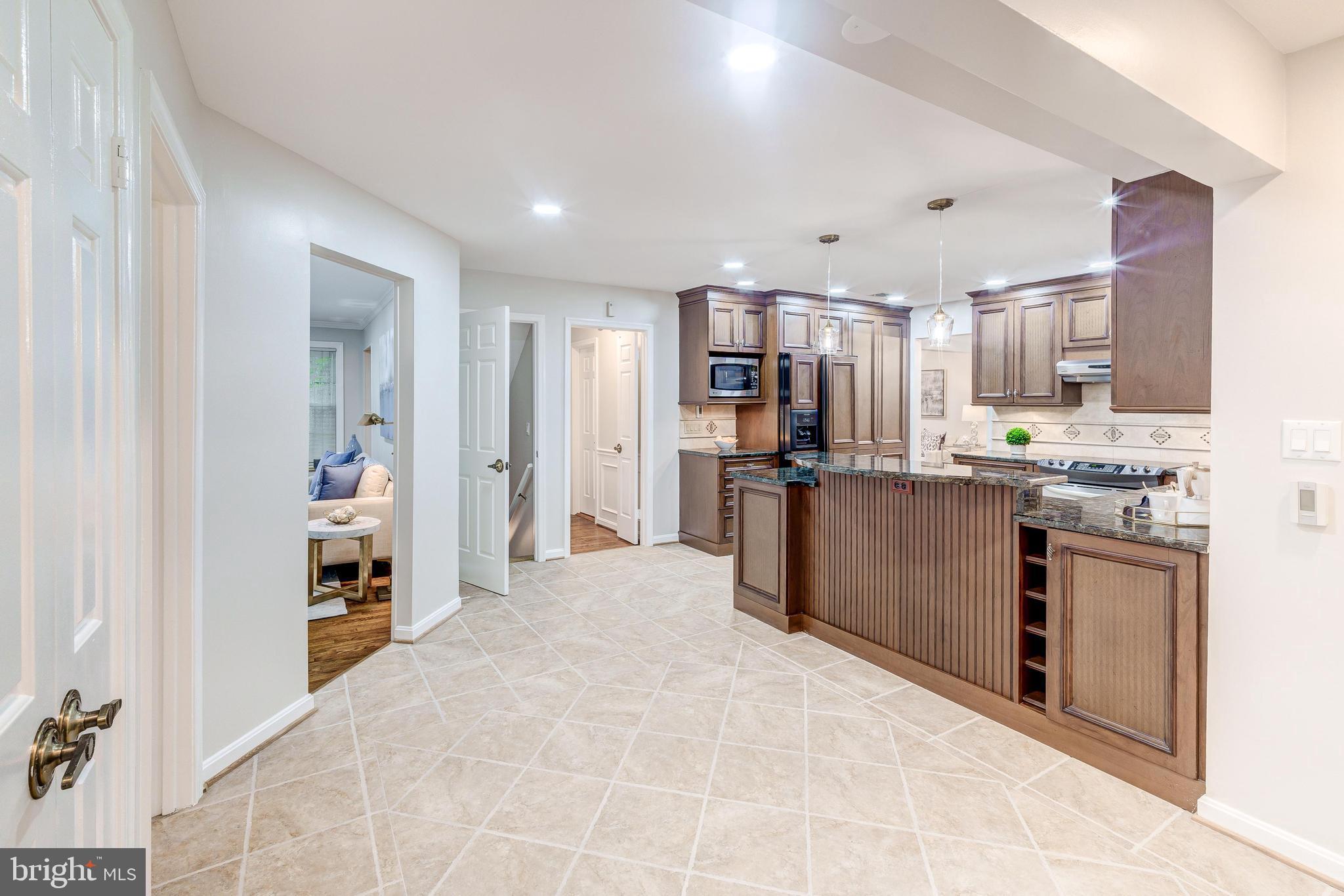 HOLLY KNOLL - Residential