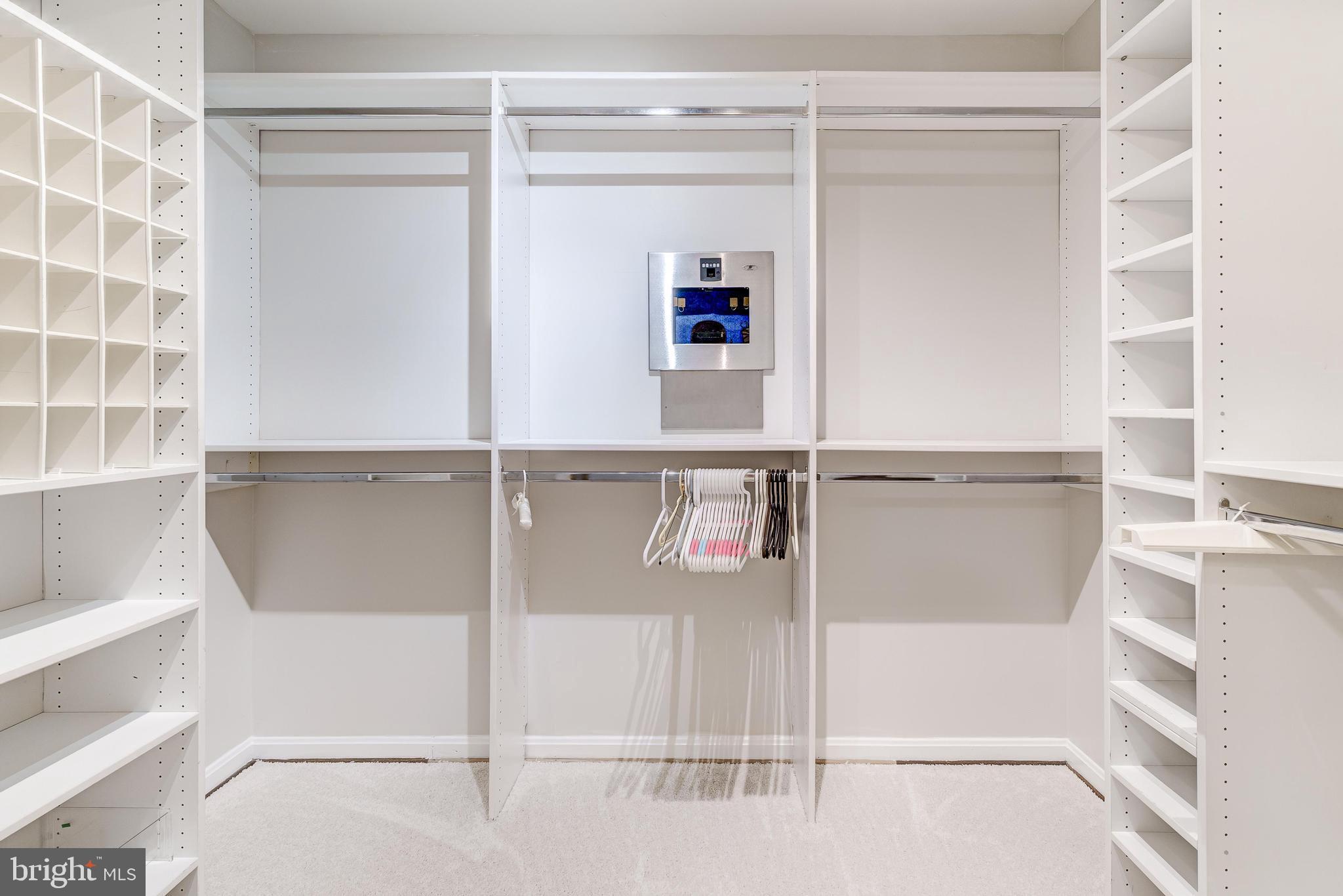 HOLLY KNOLL - Residential