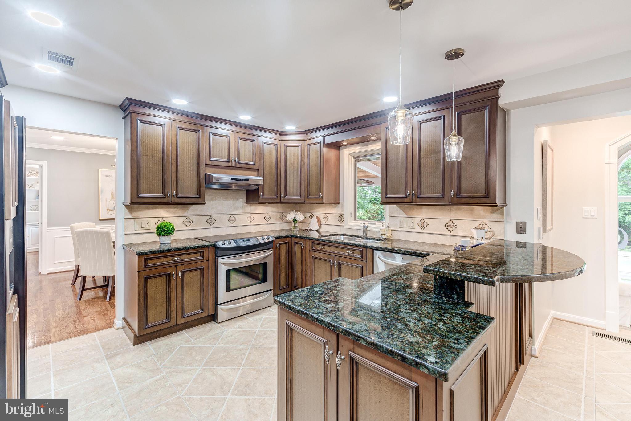 HOLLY KNOLL - Residential