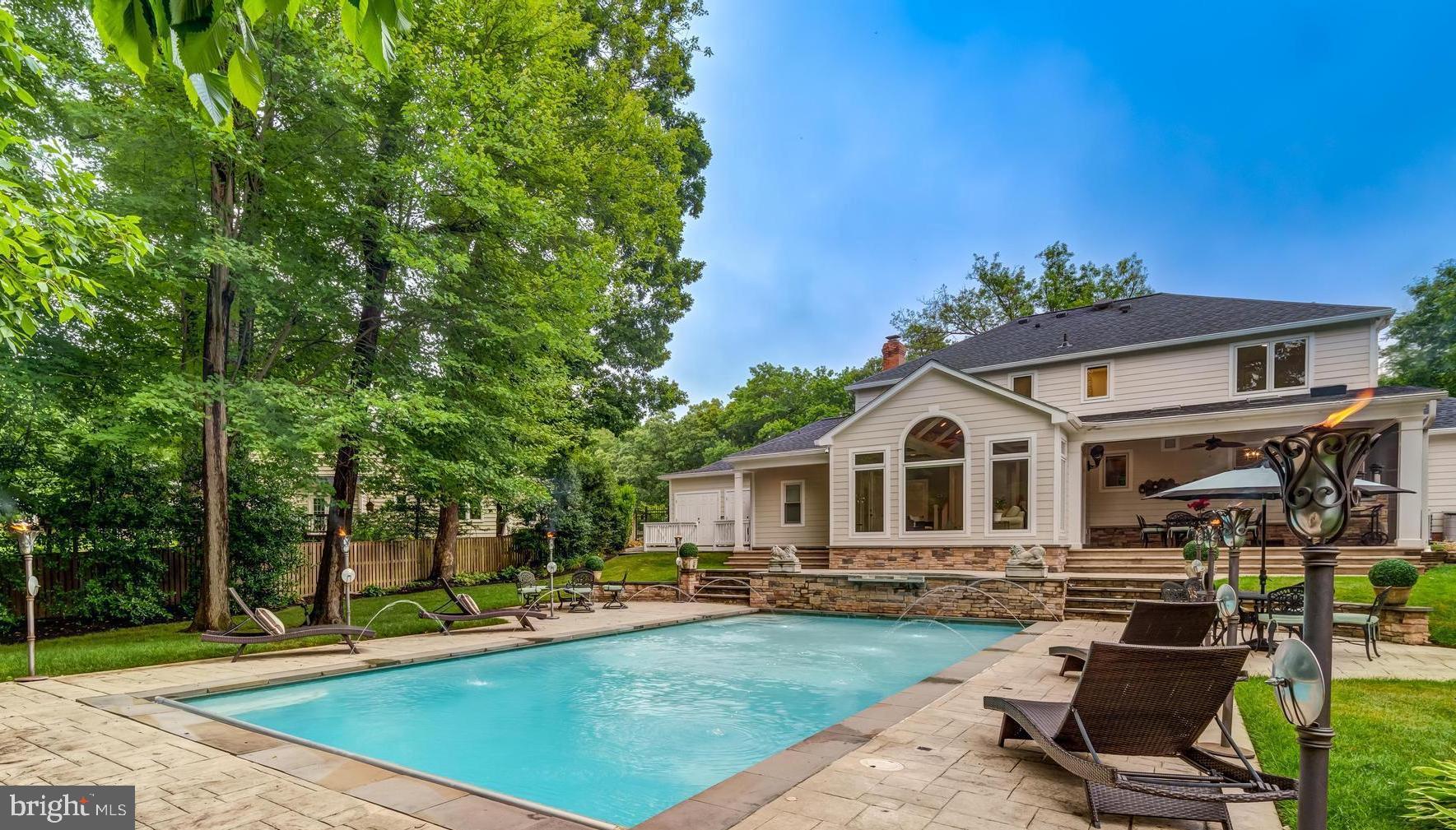 HOLLY KNOLL - Residential