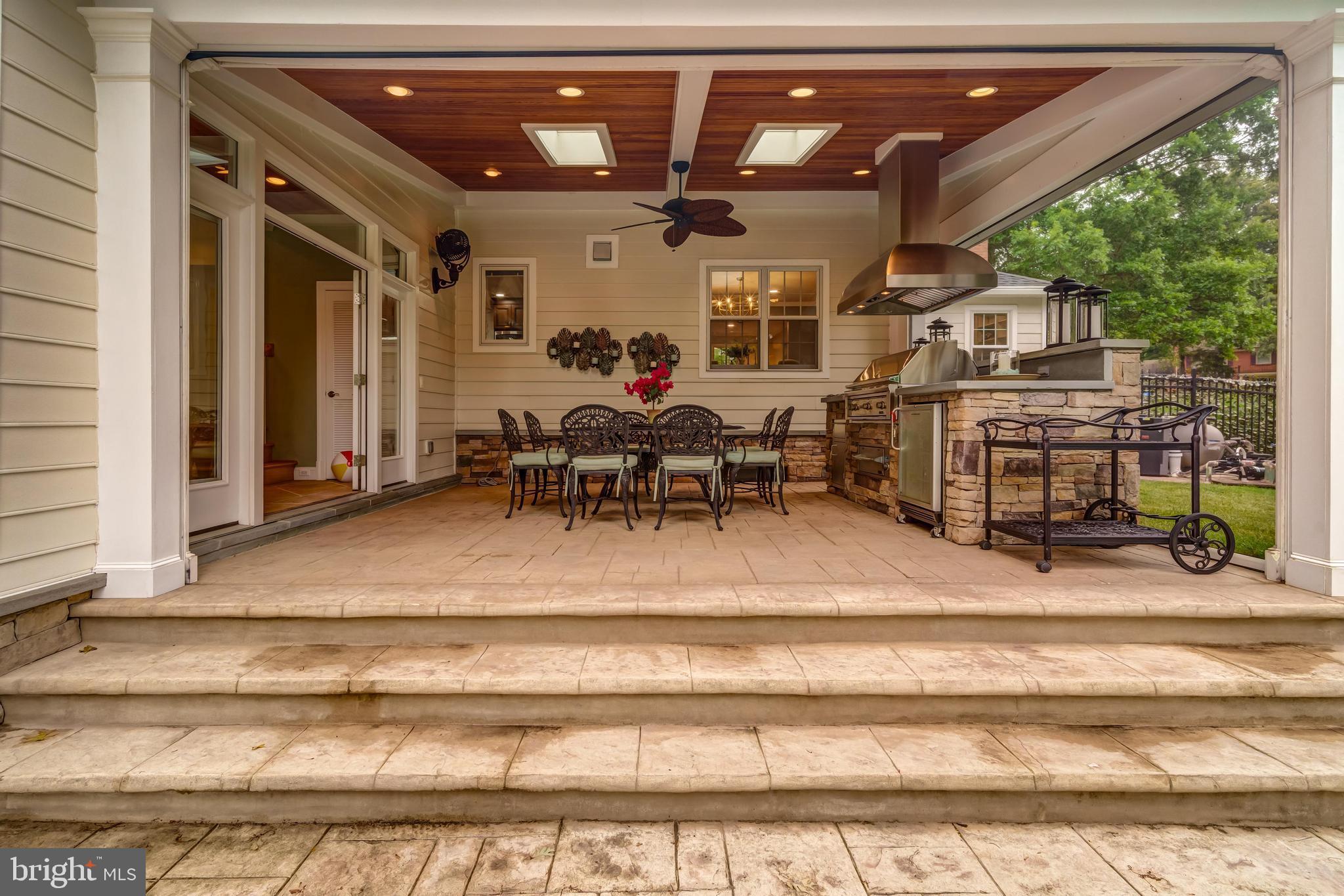 HOLLY KNOLL - Residential