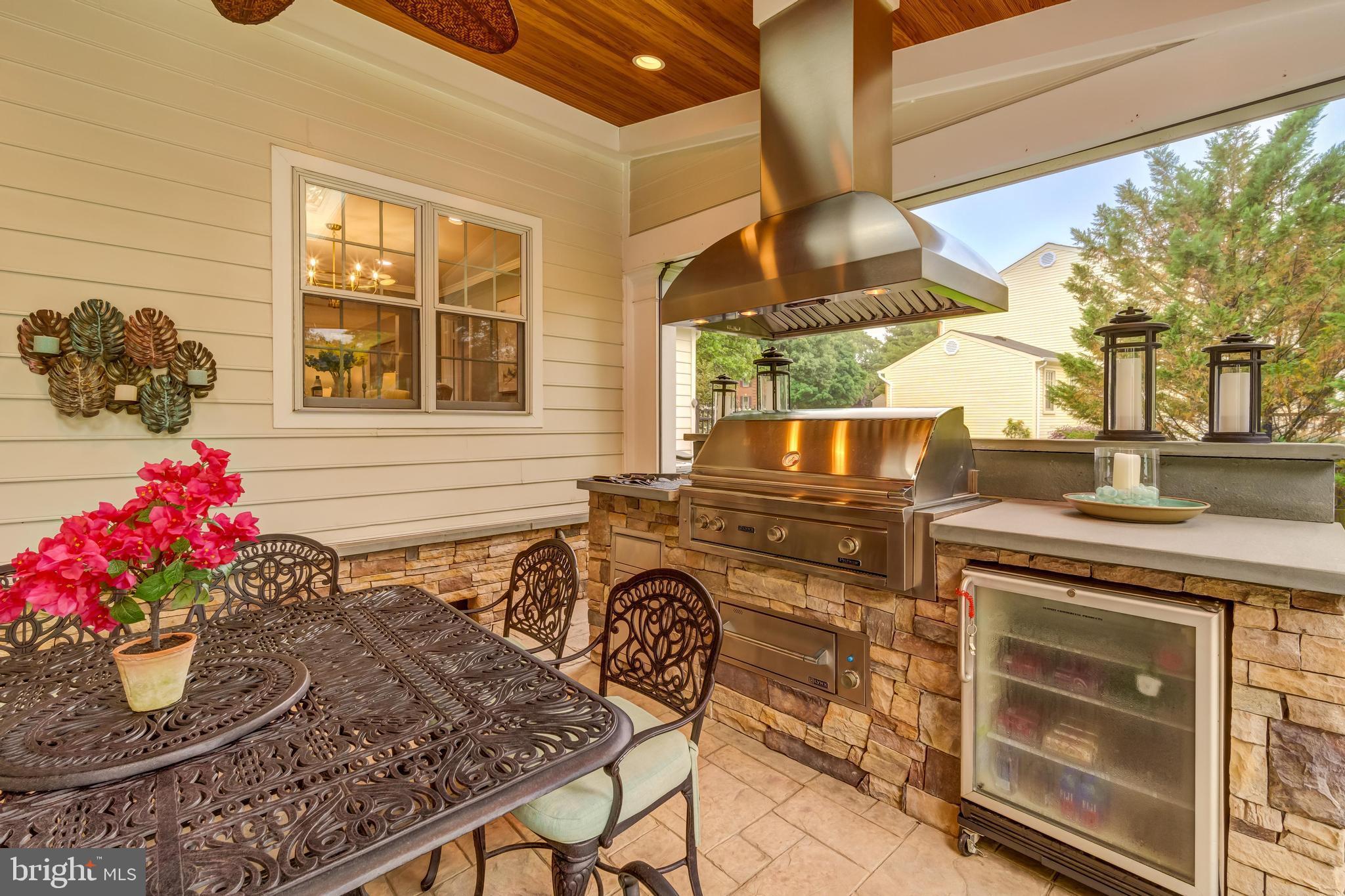 HOLLY KNOLL - Residential