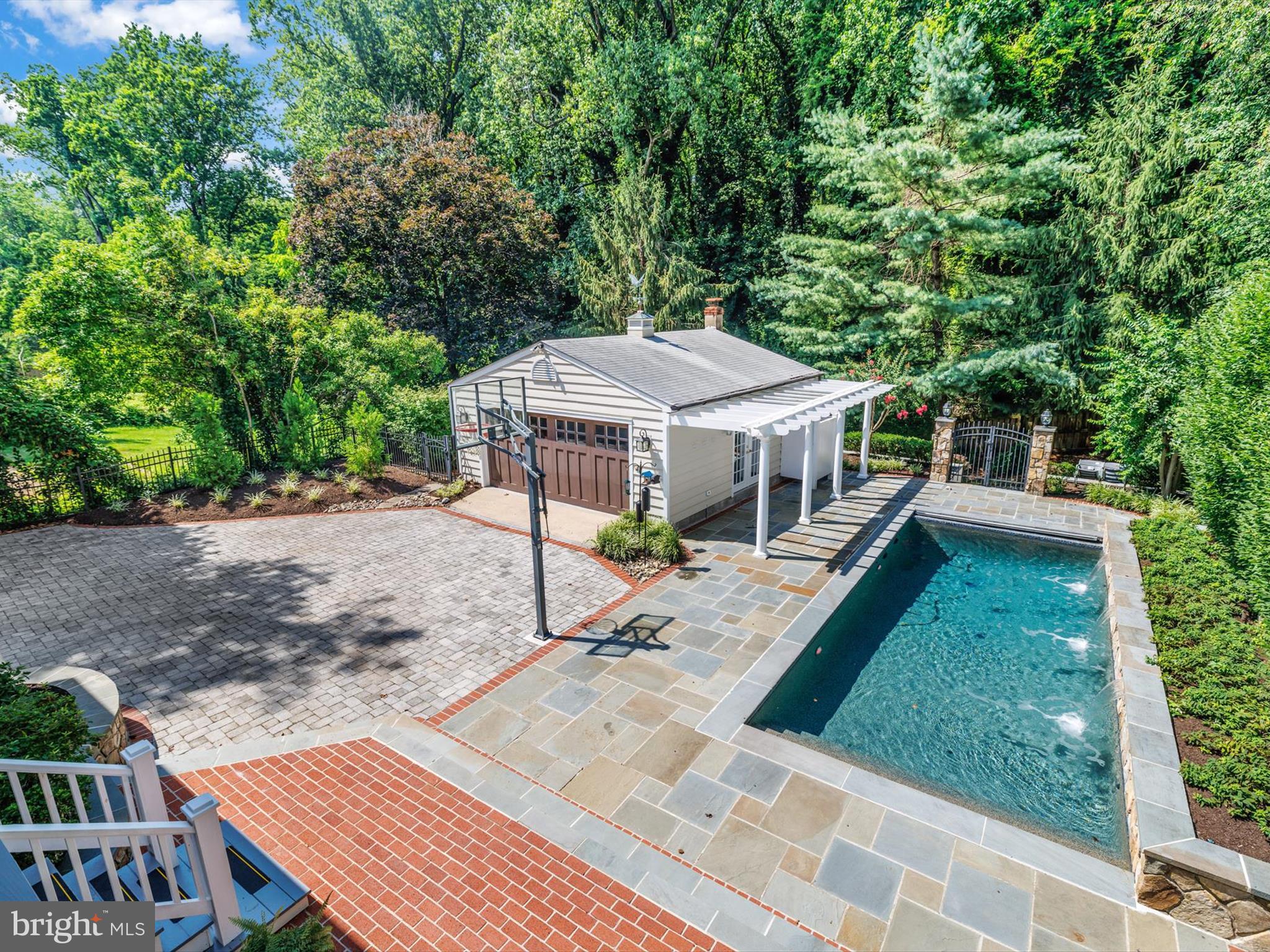 PENDENNIS MOUNT - Residential