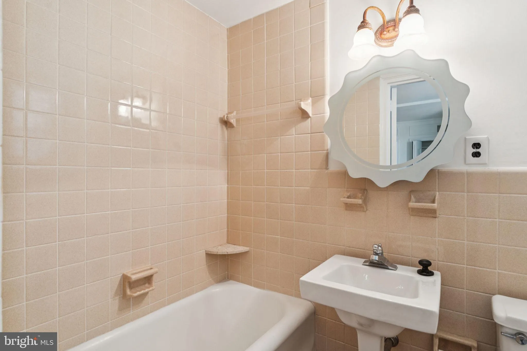 Philadelphia, Pennsylvania 19103, United States, 2 Bedrooms Bedrooms, ,2 BathroomsBathrooms,Residential,Active,147724