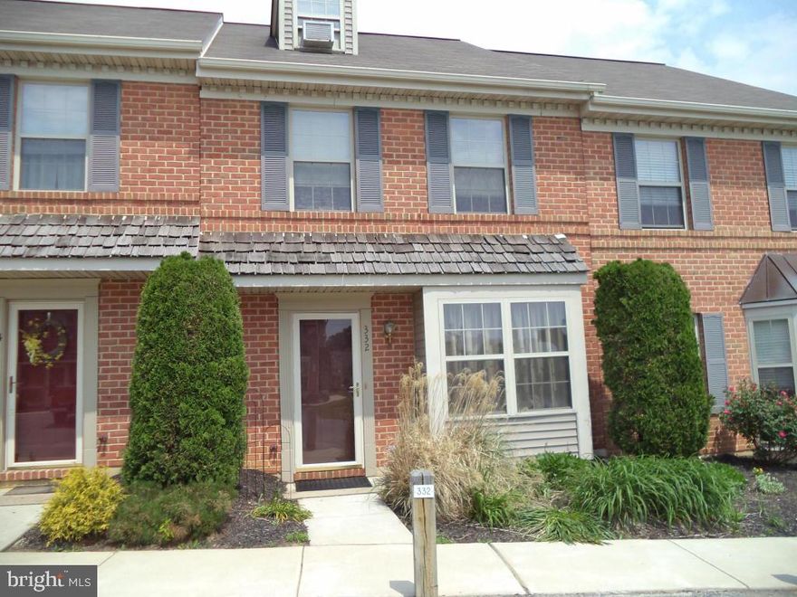 Very nice condo in Grandview Chase with open floor plan, 3 bedrooms, and 1 and 1/2 baths.  This unit has 2nd floor laundry and 3rd floor bedroom/ loft with dormer and skylights. Close to schools, shopping and all by-pass routes.  Move in ready.
