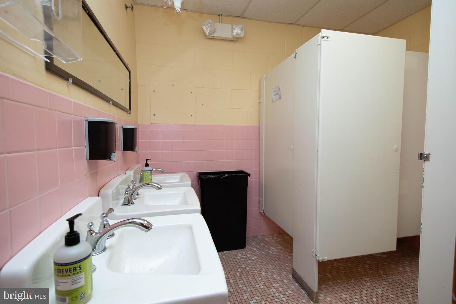 ROXBOROUGH - Commercial Sale